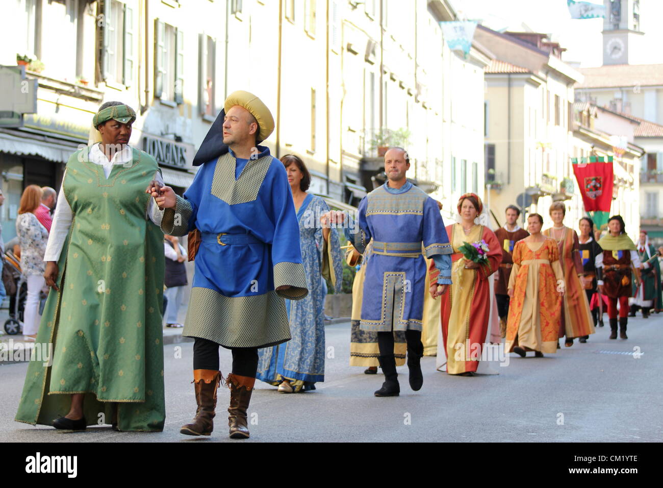 Dimanche, 16 septembre 2012 - Côme, Italie : 32e, cortège historique, Palio de Baradello. Le plus célèbre et a mentionné l'une des préoccupations les performances certainement garder à l'occasion de l'arrivée à Côme (été 1159) de l'Empereur Souabe Frédéric 1er Barberousse nommé, ainsi que sa femme l'Impératrice Béatrix de Bourgogne, après le siège victorieux de Milan de 1158. Banque D'Images