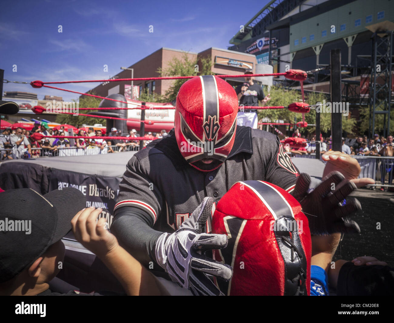 16 septembre 2012 - Phoenix, Arizona, États-Unis - un lutteur portant un masque de Lucha Libre Arizona Diamondbacks salue des fans avant un match dimanche. L'équipe de baseball des Diamondbacks de l'hôte de la 14e Journée du patrimoine hispanique le dimanche pour donner le coup d'héritage hispanique mois avant le match de l'après-midi entre la D-backs et les Giants de San Francisco. (Crédit Image : © Jack Kurtz/ZUMAPRESS.com) Banque D'Images