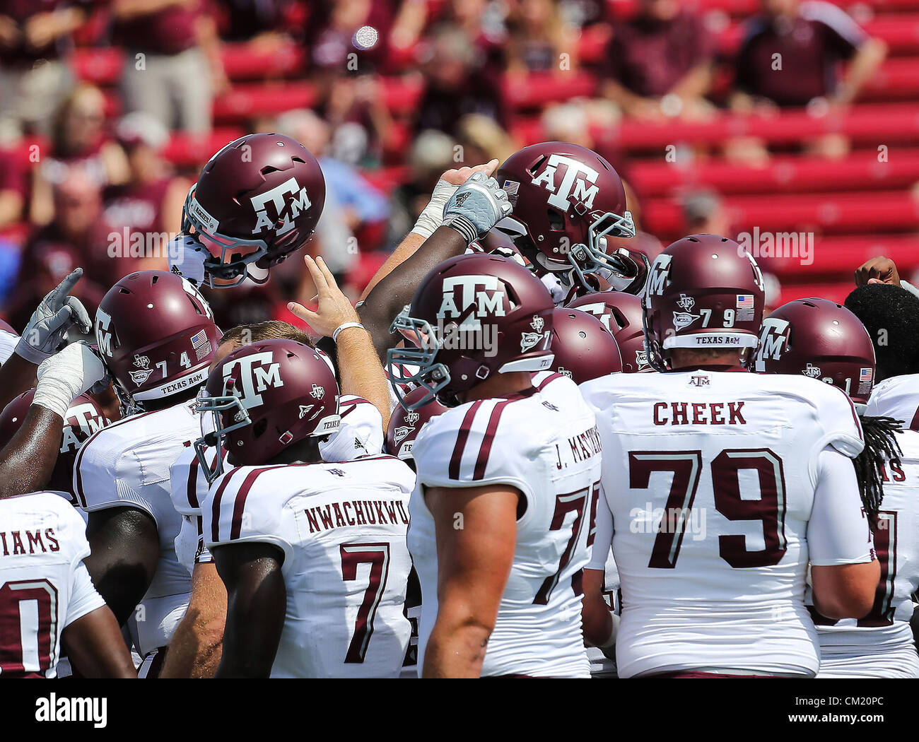 15 septembre 2012 - Arlington, Texas, États-Unis - Texas A&M Aggies Joseph juge de ligne offensive joue (79), le Texas A&M Aggies wide receiver Uzoma Nwachukwu (7) et Texas A&M Aggies juge de ligne offensive Jake Matthews (75) en action pendant le match entre la Southern Methodist Mustangs et la Texas A&M Aggies au Gerald J. Ford Stadium de Dallas, Texas. Texas A & M BAT SMU 48 à 3. (Crédit Image : © Dan Wozniak/ZUMAPRESS.com) Banque D'Images