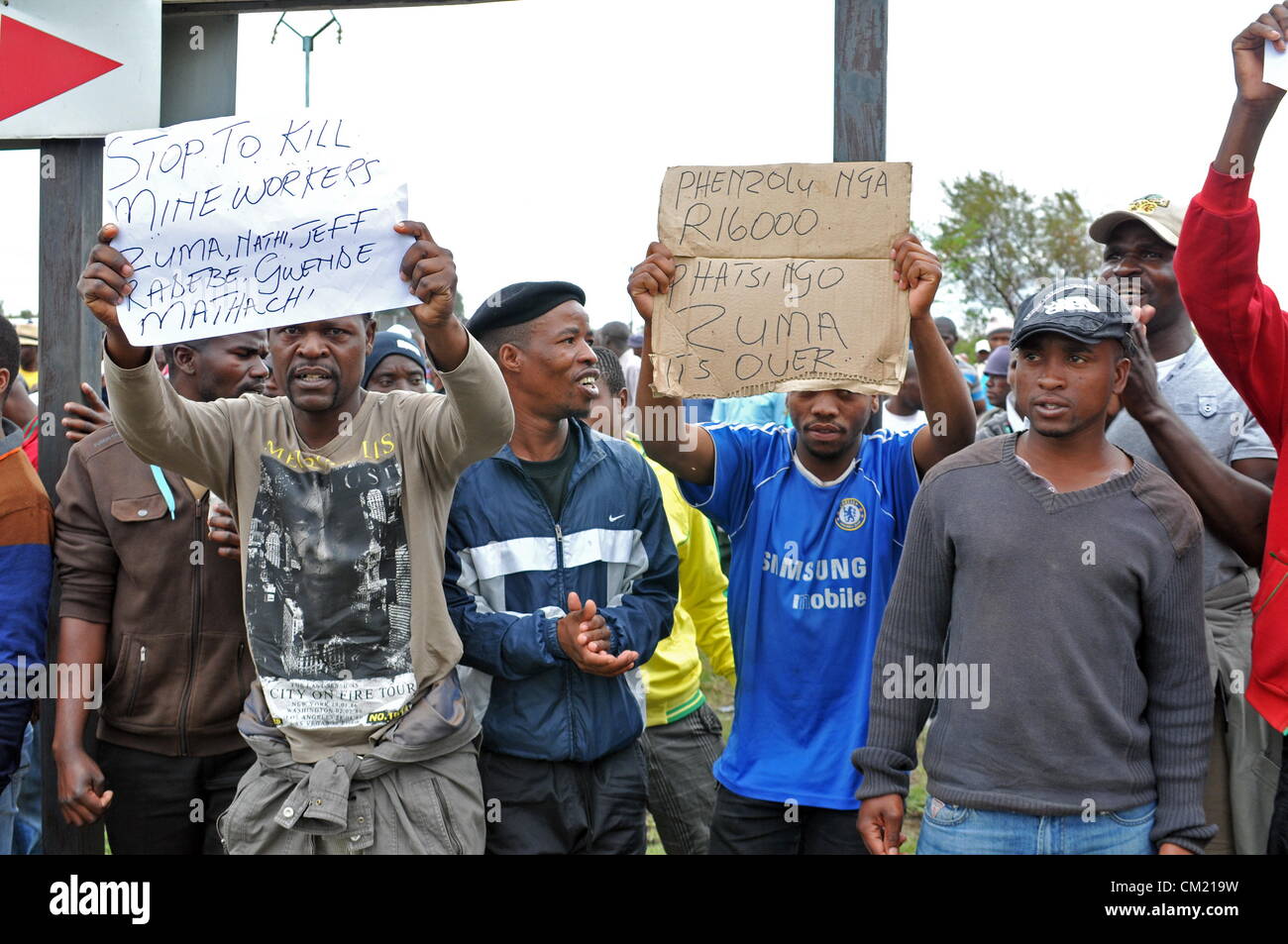 RUSTENBURG, AFRIQUE DU SUD : Anglo Platinum mine workers mars à la station de police de Rustenburg, le 16 septembre 2012 à Rustenburg, Afrique du Sud. La police a fait une descente dans les villes et les auberges de jeunesse où les mineurs vivent à la recherche d'armes. (Photo par Gallo Images / Dino Lloyd) Banque D'Images