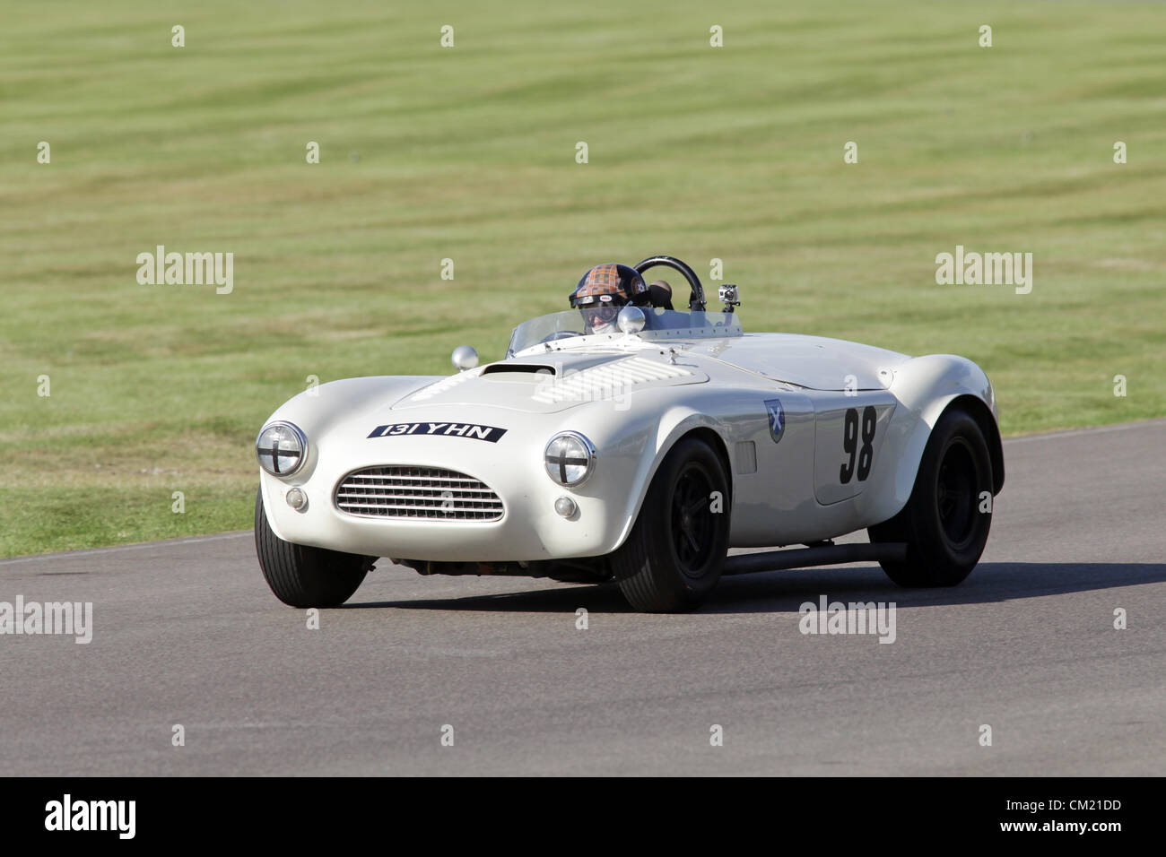 Goodwood Estate, Chichester, Royaume-Uni. 15 septembre 2012. Tony Jardine la conduite d'un blanc 1964 AC Cobra Shelby pendant la coupe, un pilote de 45 minutes deux tasse pour AC, Shelby et Cobras Willment au Goodwood Revival. La renaissance est une étape magique dans le temps', présentant un mélange de voitures et de l'aviation des années 40, 50 et 60 et est l'un des plus populaires courses automobiles historiques dans le monde. Pour plus de renseignements, veuillez visiter www.goodwood.co.uk/renaissance. Banque D'Images