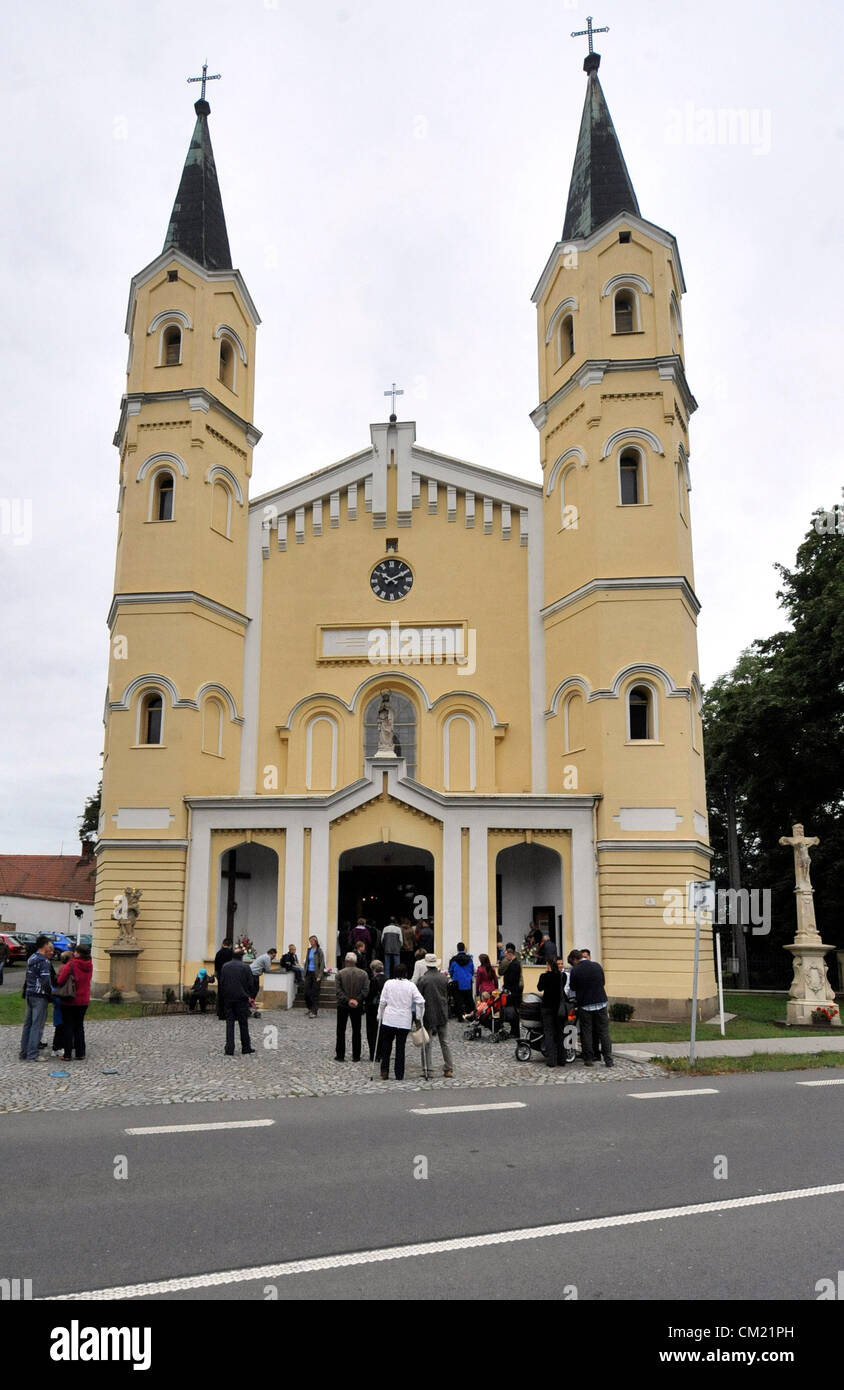 Pèlerinage et messe a eu lieu au cours des célébrations du 250e anniversaire de la naissance de la Comtesse Marie Walburga et du 200e anniversaire de la sanctification du temple Povyseni svateho Krize. La célébration a été suivie par le petit-fils de l'empereur François-Joseph, comte Franz Joseph Waldburg-Zeil avec son épouse, la comtesse Priscilla Waldburg-Zeil et sa fille Charlotte. La messe fut célébrée par Mgr Frantisek Vaclav Lobkowicz. La célébration a eu lieu dans la région de Kunin, environ 280 kilomètres à l'est de Prague, en République tchèque, le 16 septembre 2012. (Photo/CTK Jaroslav Ozana) Banque D'Images