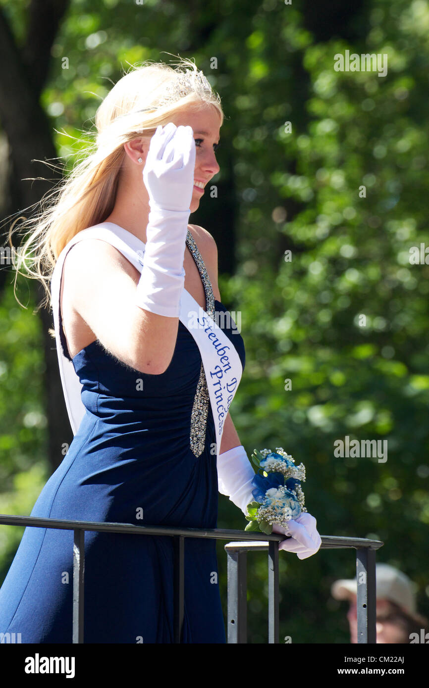 New York, NY - 15 septembre 2012 : Impressions de l'écrivain 2012 Steuben parade dans la ville de New York. Le traditionnel défilé sur la 5e Avenue, est le point culminant de l'amitié germano-américaine qui est célébré dans le mois de septembre. Banque D'Images