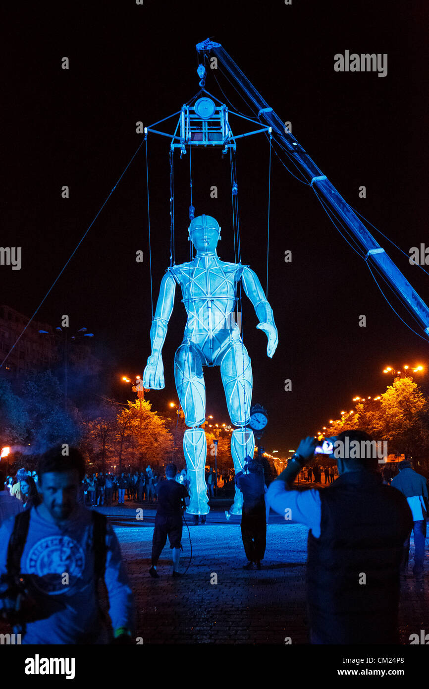 Bucarest, Roumanie - 16 SEPTEMBRE : La Fura dels Baus procède à grand spectacle au cours de B-Fit dans la rue, Festival International de Théâtre de rue, le 16 septembre 2012 à Bucarest, Roumanie. Banque D'Images
