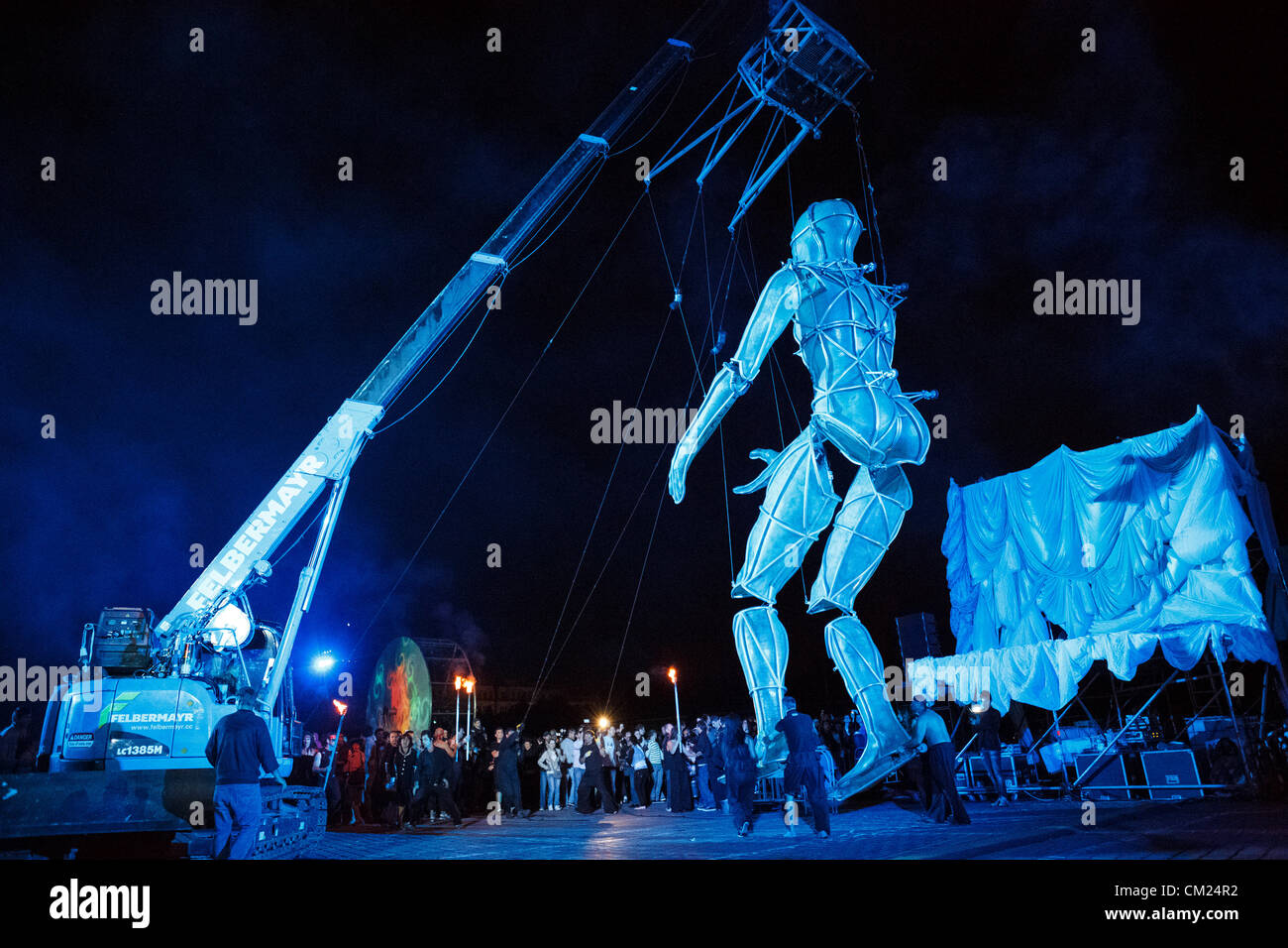 Bucarest, Roumanie - 16 SEPTEMBRE : La Fura dels Baus procède à grand spectacle au cours de B-Fit dans la rue, Festival International de Théâtre de rue, le 16 septembre 2012 à Bucarest, Roumanie. Banque D'Images