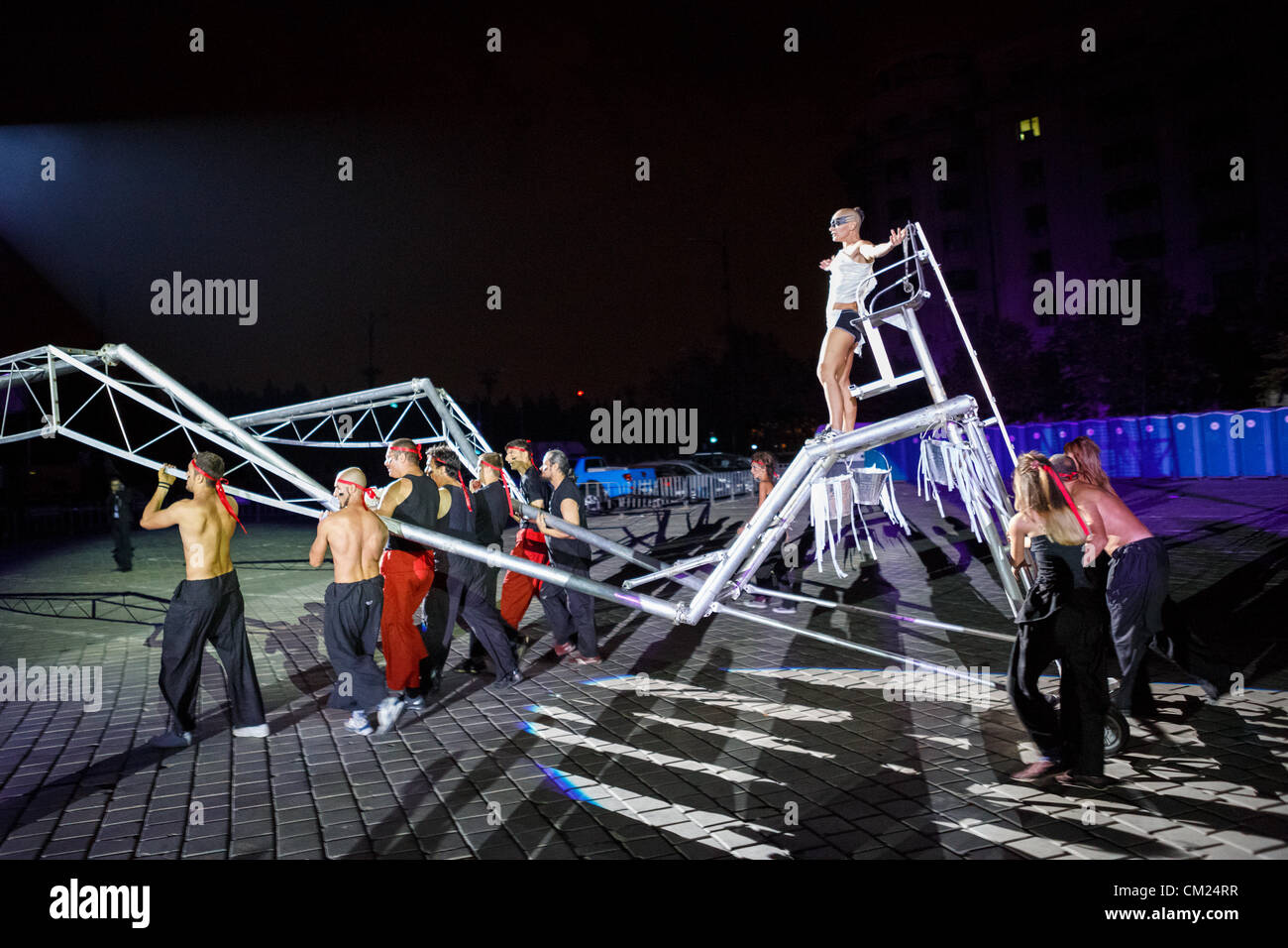 Bucarest, Roumanie - 16 SEPTEMBRE : La Fura dels Baus procède à grand spectacle au cours de B-Fit dans la rue, Festival International de Théâtre de rue, le 16 septembre 2012 à Bucarest, Roumanie. Banque D'Images