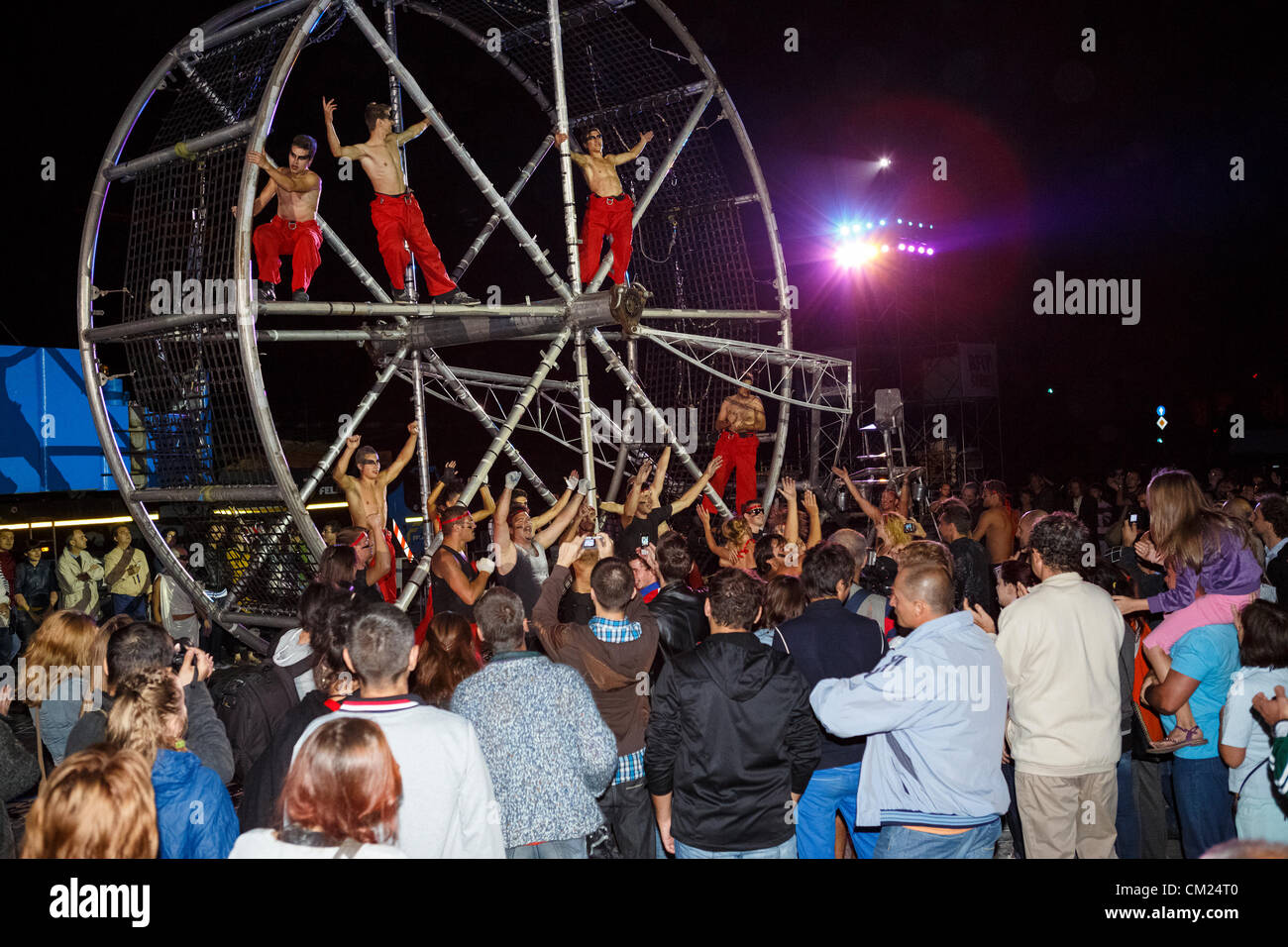 Bucarest, Roumanie - 16 SEPTEMBRE : La Fura dels Baus interagit avec les artistes au cours de l'auditoire B-Fit dans la rue, Festival International de Théâtre de rue, le 16 septembre 2012 à Bucarest, Roumanie. Banque D'Images