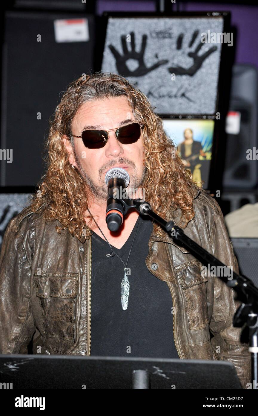 Fher Olvera à la cérémonie d'intronisation pour l'Mana Groupe intronisé au Rock Hollywood Walk, Guitar Center, Los Angeles, CA Septembre 17, 2012. Photo par : Elizabeth Goodenough/Everett Collection Banque D'Images