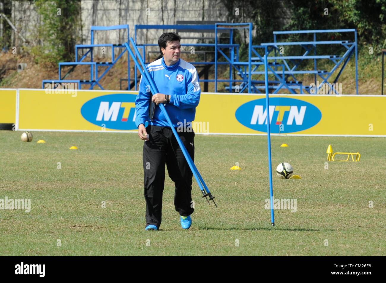 GERMISTON, AFRIQUE DU SUD - le 18 septembre, hirondelles coach Zeca Marques pendant la Moroka Swallows media journée portes ouvertes à Delville Sports Club le 18 septembre 2012 à Germiston, Afrique du Sud Photo de Lefty Shivambu / Images Gallo Banque D'Images