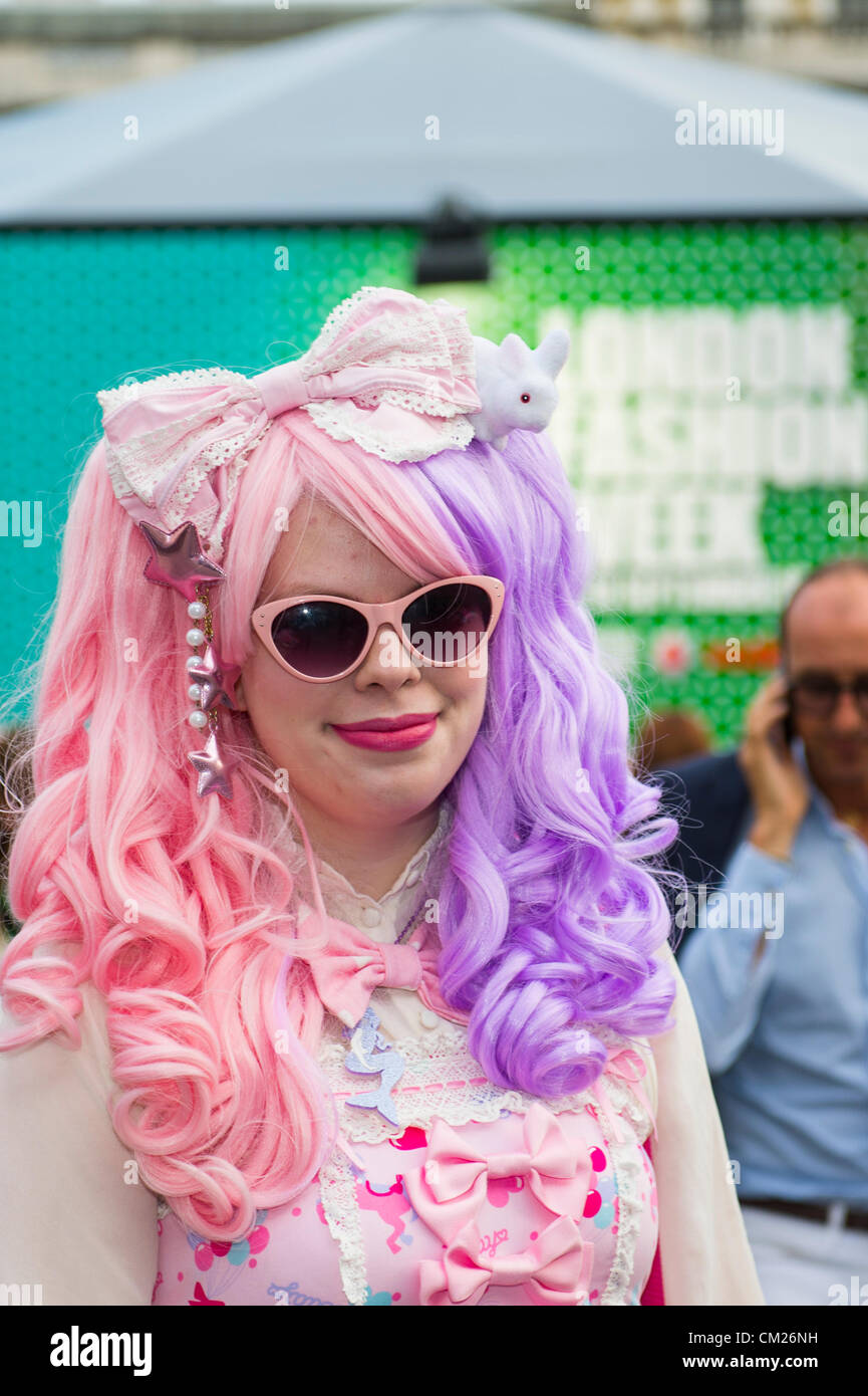 17 septembre 2012, au Royaume-Uni. London Fashion Week à Somerset House, Londres. La célèbre et assister à la mode montre ou purement pour traîner dans la cour. Banque D'Images