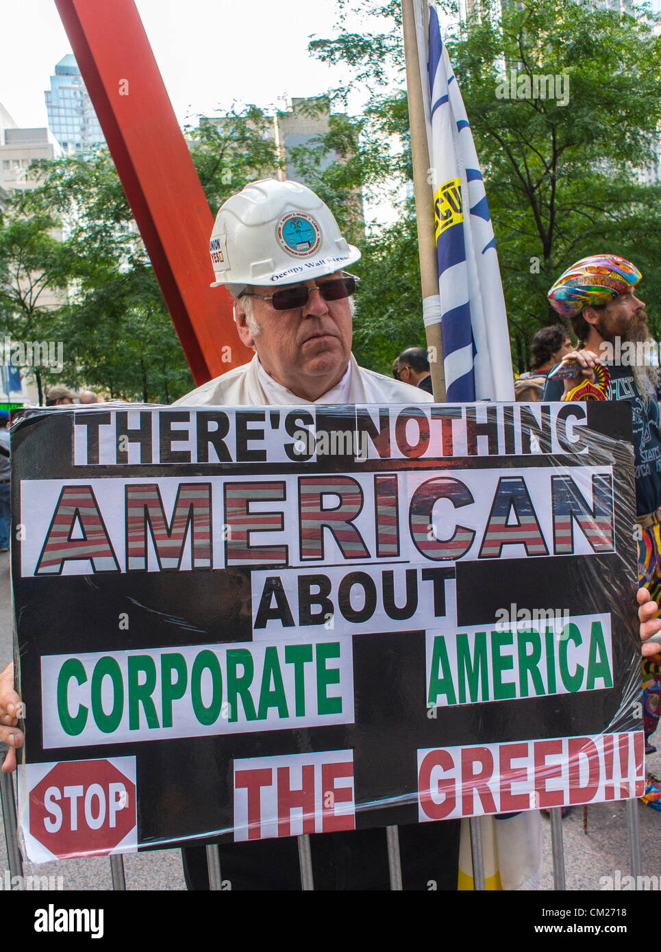 New York, NY, USA, manifestant des signes de protestation Holding, la cupidité des entreprises, 'Occupy Wall Street', Portrait, l'homme à Hard Hat Banque D'Images