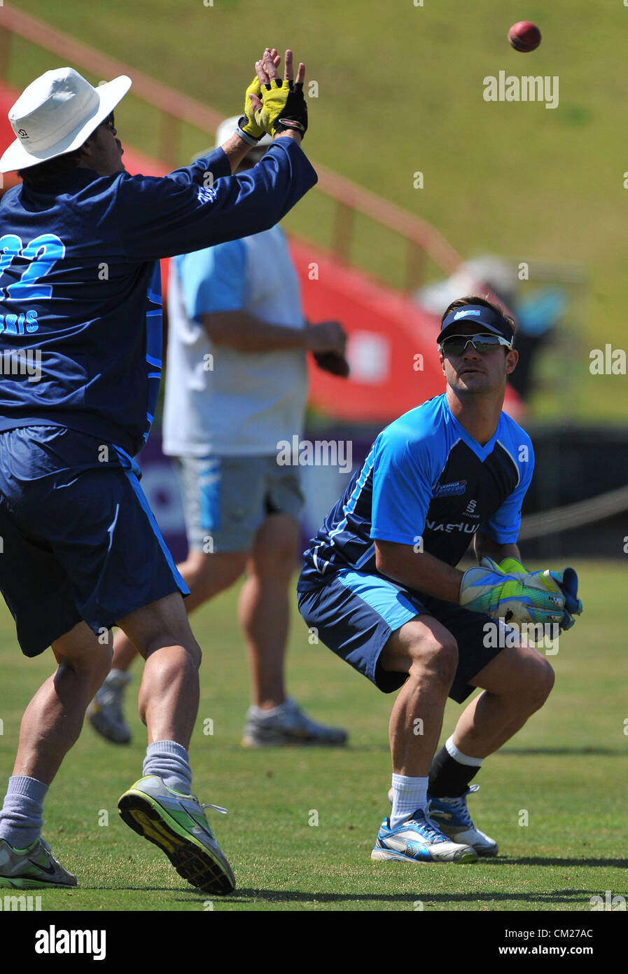 PRETORIA, AFRIQUE DU SUD - le 18 septembre, Paul Harris et Heino Kuhn dans les feuillets durant la Nashua Titans media journée portes ouvertes au parc SuperSport le 18 septembre 2012 à Pretoria, Afrique du Sud Photo De Duif du Toit / Images Gallo Banque D'Images