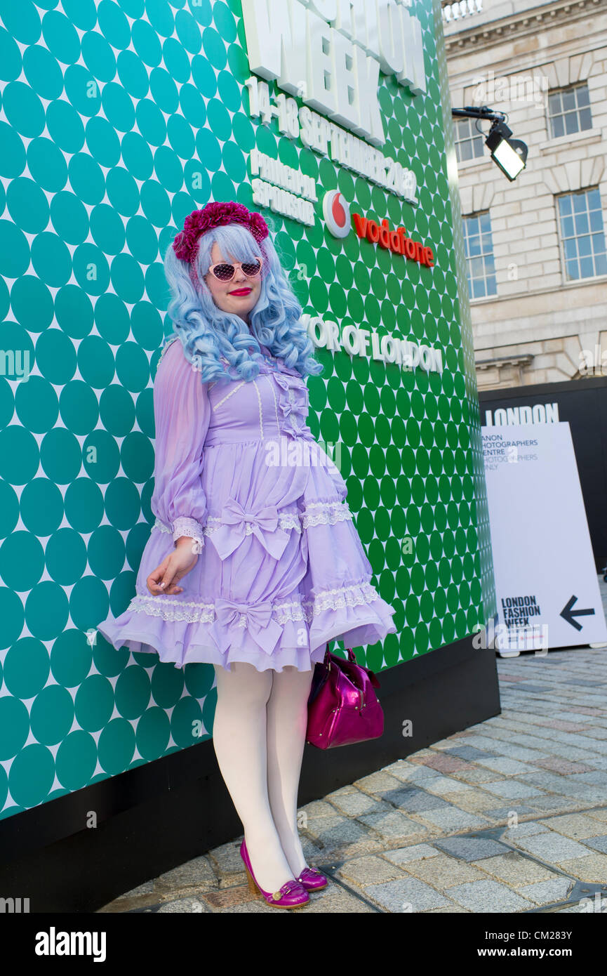 18 septembre 2012. Somerset House, Londres, Royaume-Uni. Le dernier jour de la Semaine de la mode de Londres a attiré un certain nombre de gens colorés et attrayants de partout dans le monde à surveiller et prendre part à l'affiche. Banque D'Images