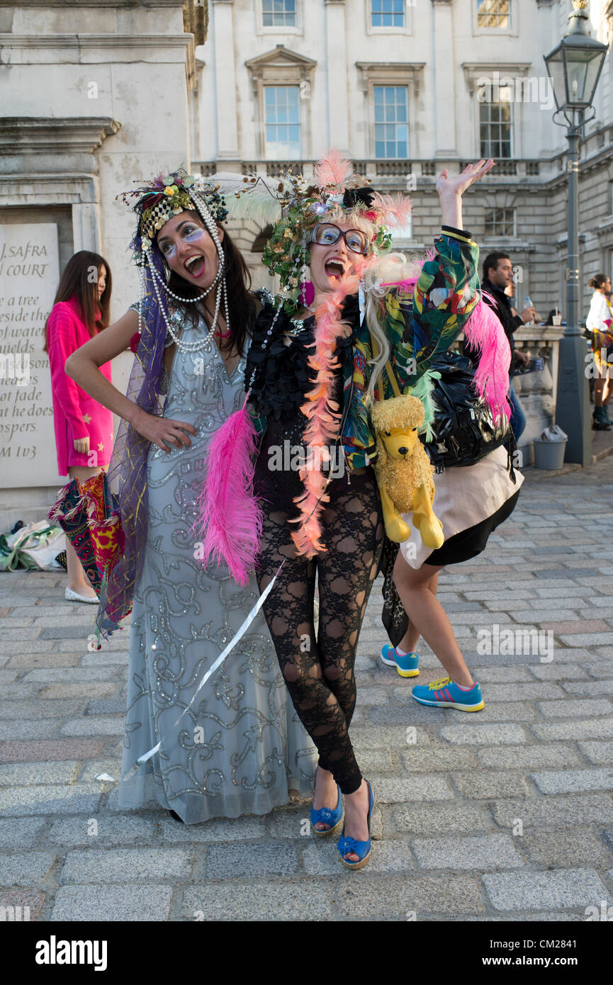 18 septembre 2012. Somerset House, Londres, Royaume-Uni. Le dernier jour de la Semaine de la mode de Londres a attiré un certain nombre de gens colorés et attrayants de partout dans le monde à surveiller et prendre part à l'affiche. Banque D'Images