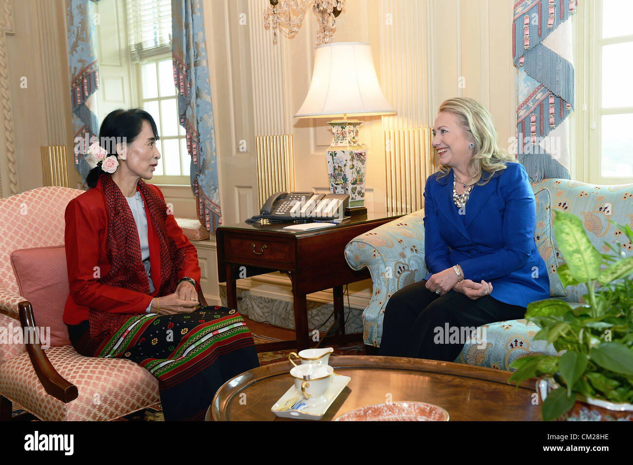 La secrétaire d'Etat américaine, Hillary Rodham Clinton rencontre le chef de l'opposition birmane Aung San Suu Kyi au département d'État le 18 septembre 2012 à Washington, DC. Banque D'Images