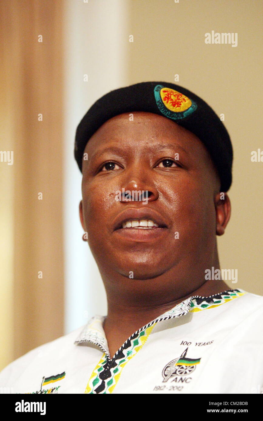 JOHANNESBURG, AFRIQUE DU SUD : expulsés Ligue de jeunesse de l'ANC Julius Malema, le leader des adresses des médias le 18 septembre 2012 à Johannesburg, Afrique du Sud. Malema, qui a récemment été bloqué par la police de parler à des travailleurs de la mine de Lonmin en grève, a accusé le président Jacob Zuma et plusieurs ministres d'être derrière une parcelle de l'avoir tué. (Photo par Gallo / images / Sowetan Veli Nhlapo) Banque D'Images