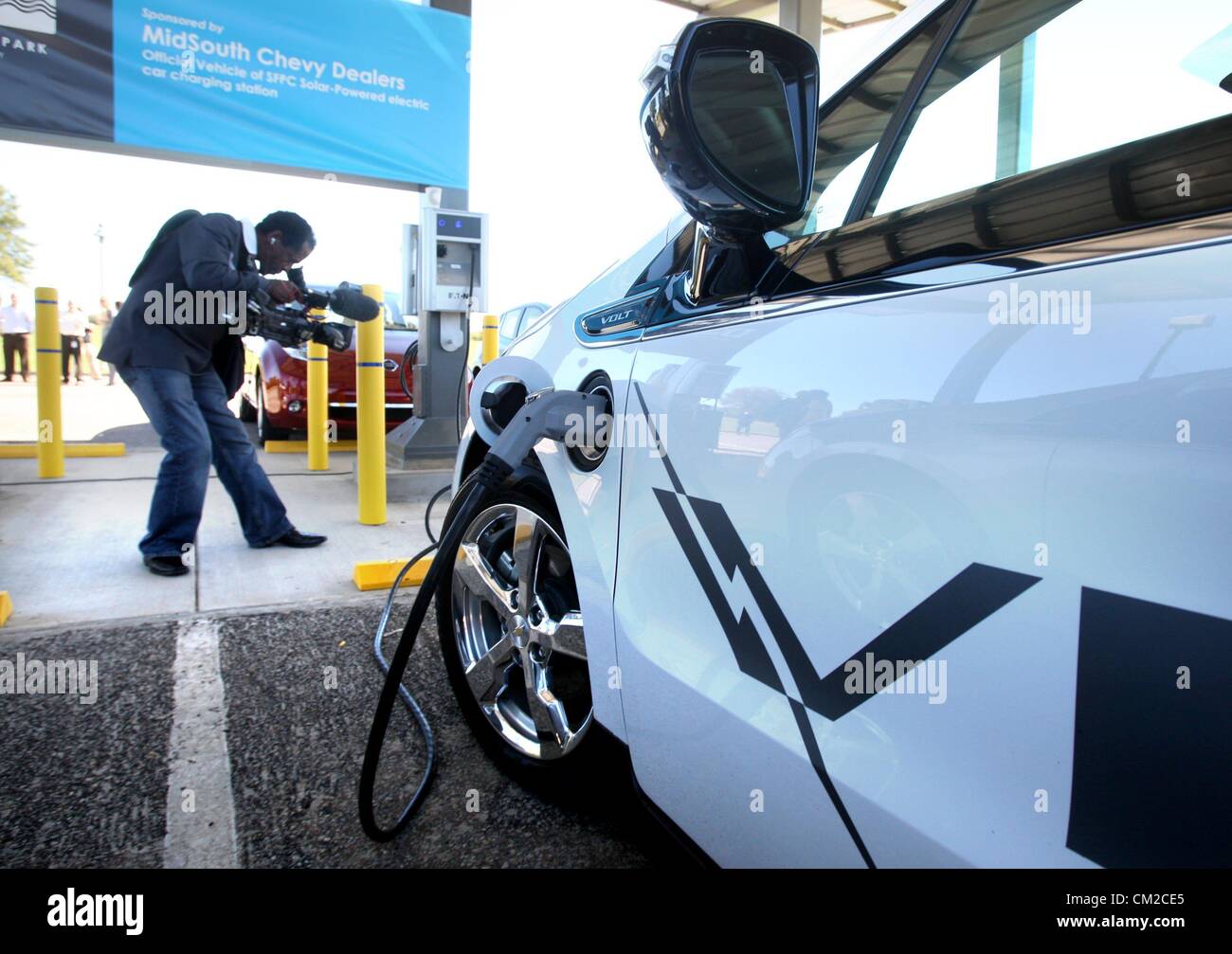 19 septembre 2012 - États-Unis - 19 septembre 2012 - Le nouveau solar powered de recharge pour véhicules électriques ont été dévoilés mercredi matin à la Shelby Farms Park Visitors Center. Un plat camerman est vu se déplacer dans l'arrière-plan qu'une voiture est en train de se charger. (Crédit Image : © Mike Maple/l'appel Commercial/ZUMAPRESS.com) Banque D'Images 19 septembre 2012 - États-Unis - 19 septembre 2012 - Le nouveau solar powered de recharge pour véhicules électriques ont été dévoilés mercredi matin à la Shelby Farms Park Visitors Center. Un plat camerman est vu se déplacer dans l'arrière-plan qu'une voiture est en train de se charger. (Crédit Image : © Mike Maple/l'appel Commercial/ZUMAPRESS.com) Banque D'Images