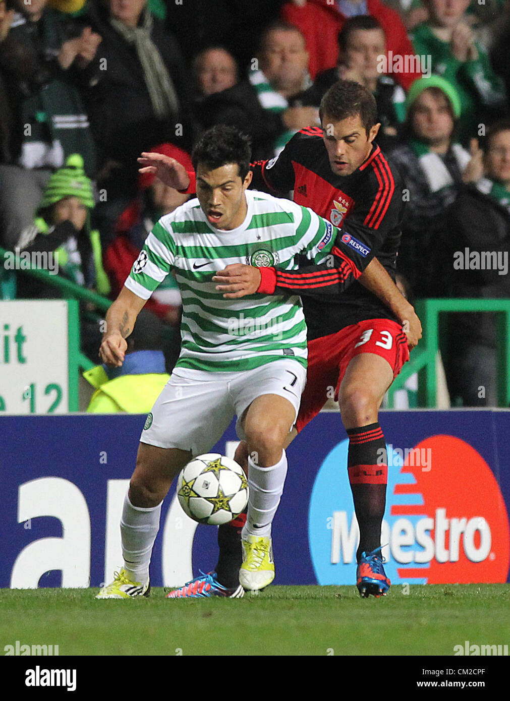 Ligue des Champions de football - Saison 2012-2013 du groupe G. v Celtic FC Benfica FC. Miku du Celtic est titulaire de Benfica's jardel en action lors de la Ligue des Champions, Groupe G, match entre le Celtic FC et FC Benfica. Banque D'Images