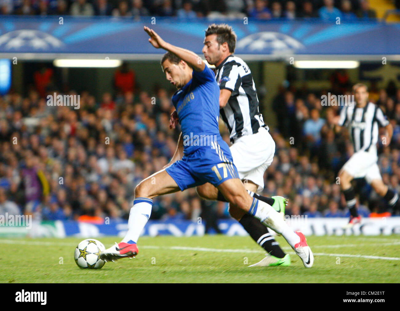 19.09.12 Londres, Angleterre : Eden Hazard de Chelsea prend Andrea Barzagli de Juventus F.C. lors de l'UEFA Champions League Groupe E match entre Chelsea et la Juventus au stade de Stamford Bridge Banque D'Images