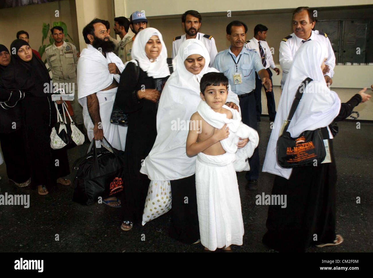 Pèlerins pakistanais se tenir dans une file d'attente à l'Aéroport International Jinnah Hajj Terminal au conseil du premier vol à partir de Jeddah, comme ils le départ pour le pèlerinage annuel en Arabie Saoudite, à Karachi le Jeudi, Septembre 20, 2012. Autour de 1, 25000 pèlerins du Pakistan devraient partir pour le hajj annuel congrégation à La Mecque. Banque D'Images