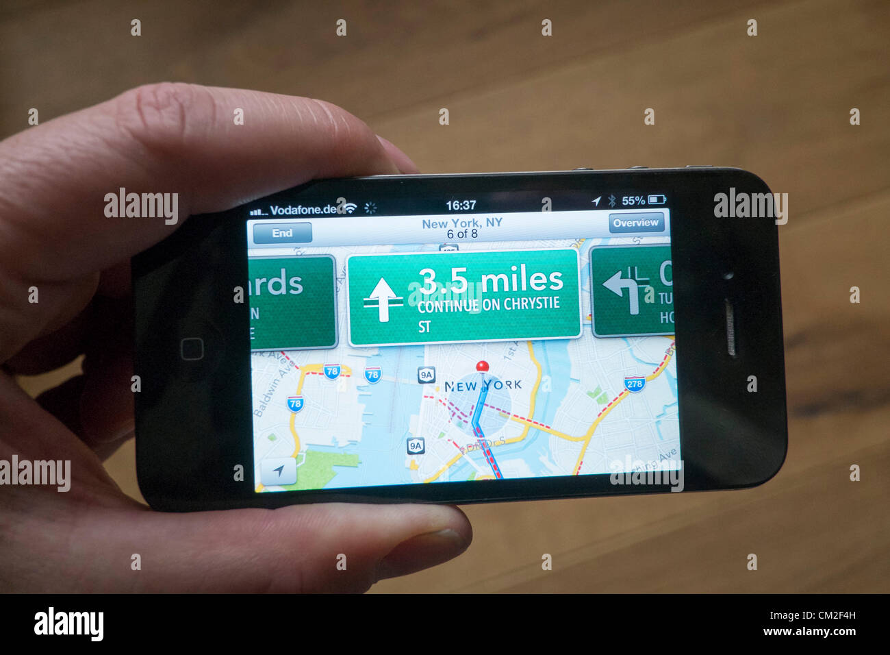 Le monde de la navigation avec des instructions détaillées sur les nouvelles cartes d'Apple application. La nouvelle application Cartes a été critiqué par les utilisateurs pour fournir des emplacements erronés certaines destinations. L'application a été regroupé avec le nouveau système d'exploitation et d'iOS6.0 remplace Google maps. Banque D'Images