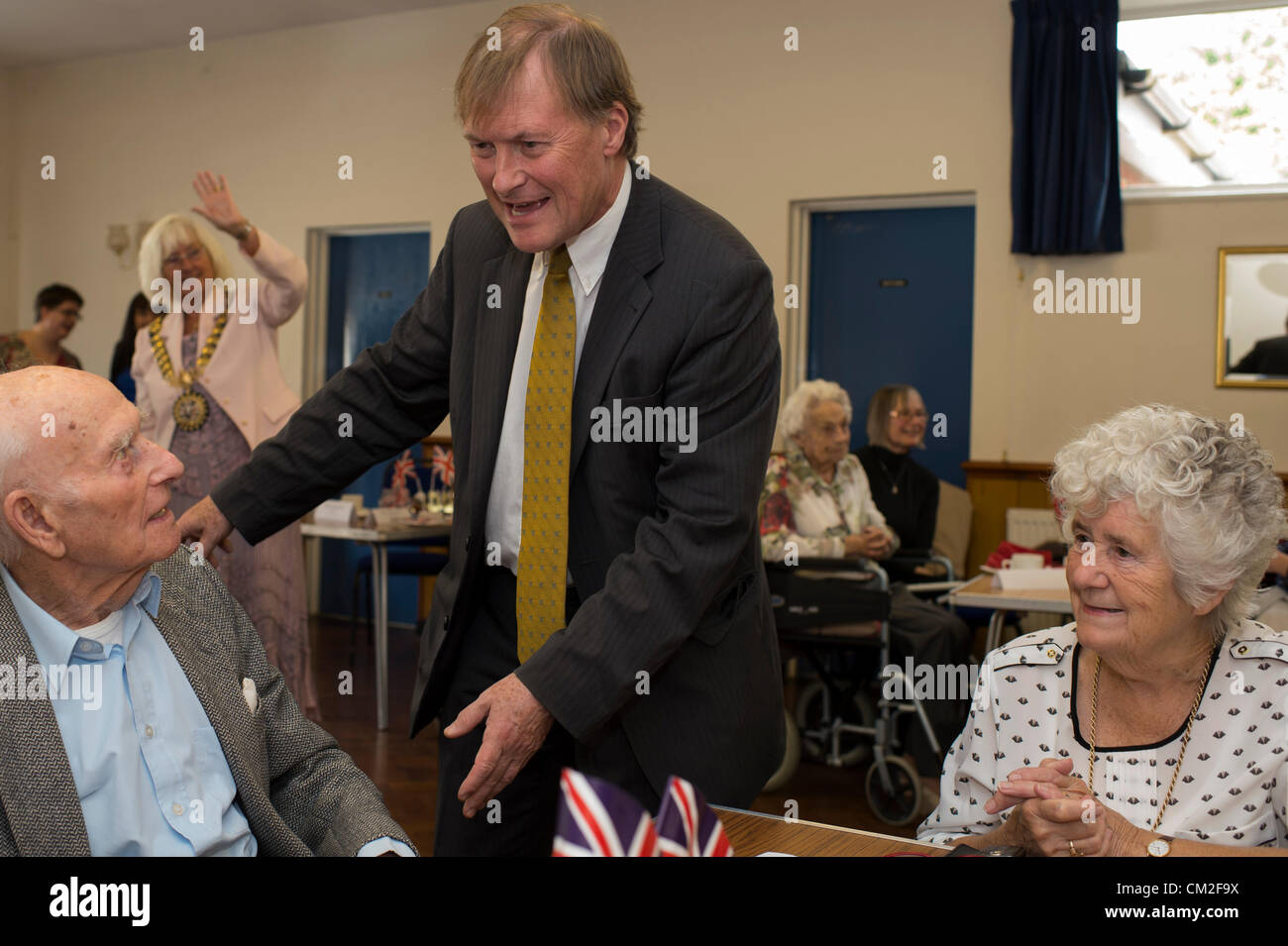20 septembre 2012. Leigh on Sea, Essex, Royaume-Uni. La 6e édition du Thé du centenaire organisées par le député conservateur de Southend, David Amess. 14 centenaires ont assisté au Club conservateur à Leigh pour un thé. En 2009, 29 assister à ce qui est le record jusqu'à présent. Davis Amess MP parle à l'homme plus vieux, Albert Peach, 100 ans. Banque D'Images