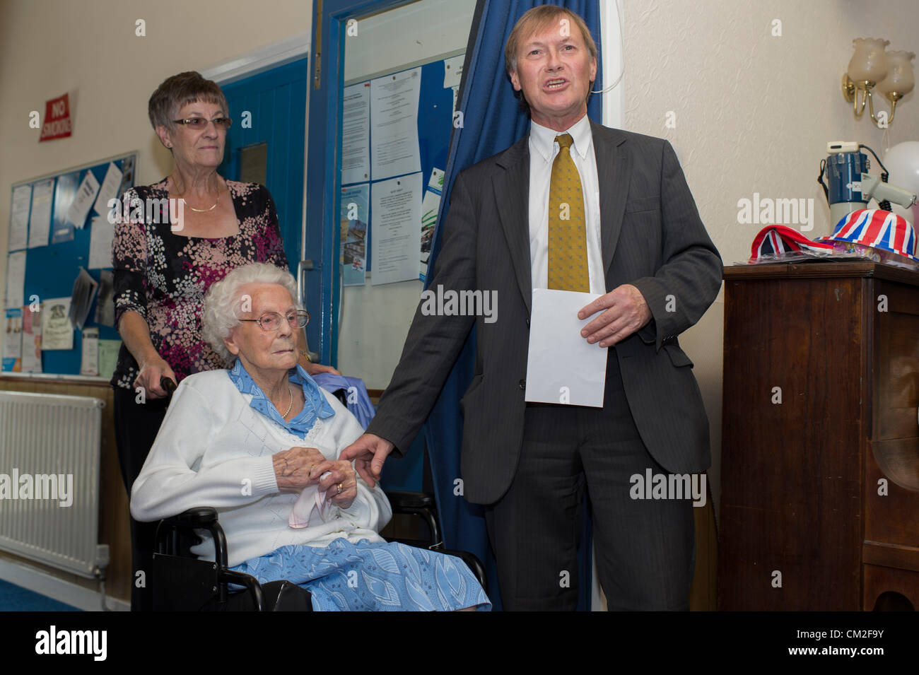 20 septembre 2012. Leigh on Sea, Essex, Royaume-Uni. La 6e édition du Thé du centenaire organisées par le député conservateur de Southend, David Amess. 14 centenaires ont assisté au Club conservateur à Leigh pour un thé. En 2009, 29 assister à ce qui est le record jusqu'à présent. La plus ancienne présence aujourd'hui a été Ivy Marshall, 104 ans. David Amess MP, introduit un autre invité pour le parti. Banque D'Images