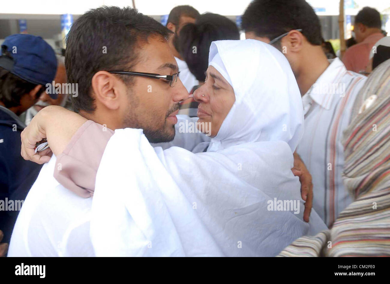 Femme Hajj pèlerin embrasse son par rapport à l'Aéroport International Jinnah Hajj Terminal au conseil du premier vol à partir de Jeddah, avant leur départ pour le hajj annuel pèlerinage en Arabie Saoudite, à Karachi le Jeudi, Septembre 20, 2012. Autour de 1, 25000 pèlerins du Pakistan devraient partir pour le hajj annuel congrégation à La Mecque Banque D'Images
