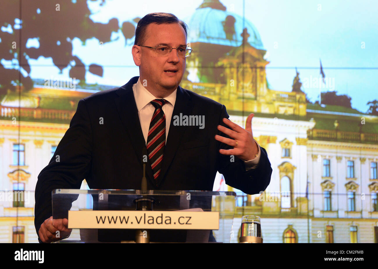 Le Premier ministre tchèque Petr Necas parle lors d'une conférence de presse après la session extraordinaire de gouvernement à Prague Jeudi, 20 Septembre, 2012. Le gouvernement a interdit les exportations d'alcool tchèque. L'interdiction a pris effet immédiatement après sa déclaration, peu après 19 h 30. Le gouvernement se conforme à la Commission européenne (CE) demandes, sur la liaison avec l'empoisonnement au méthanol de bootleg de spiritueux. (Photo/CTK Katerina Sulova) Banque D'Images