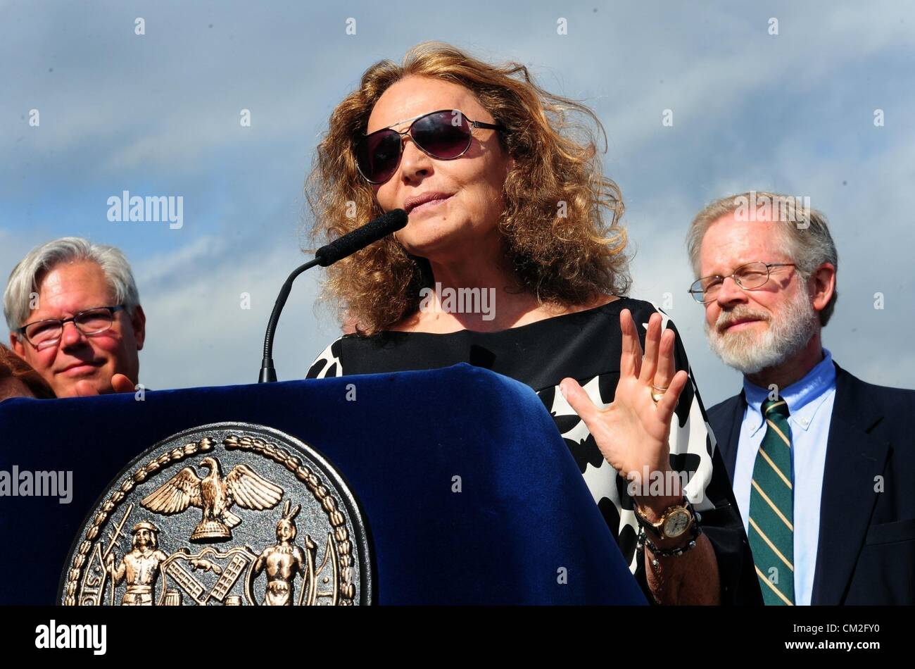 20 septembre 2012 - Manhattan, New York, États-Unis - Diane von Furstenberg parle comme le maire Michael Bloomberg avec les élus locaux et les amis de la ligne haute organise une cérémonie pour marquer le début des travaux de construction de la troisième et dernière section de la ligne élevée à la gare de triage située à l'Ouest 30e et 34e Rue ouest au sud et nord et le 10e et 12e avenues à l'Est et l'ouest. (Crédit Image : © Bryan Smith/ZUMAPRESS.com) Banque D'Images