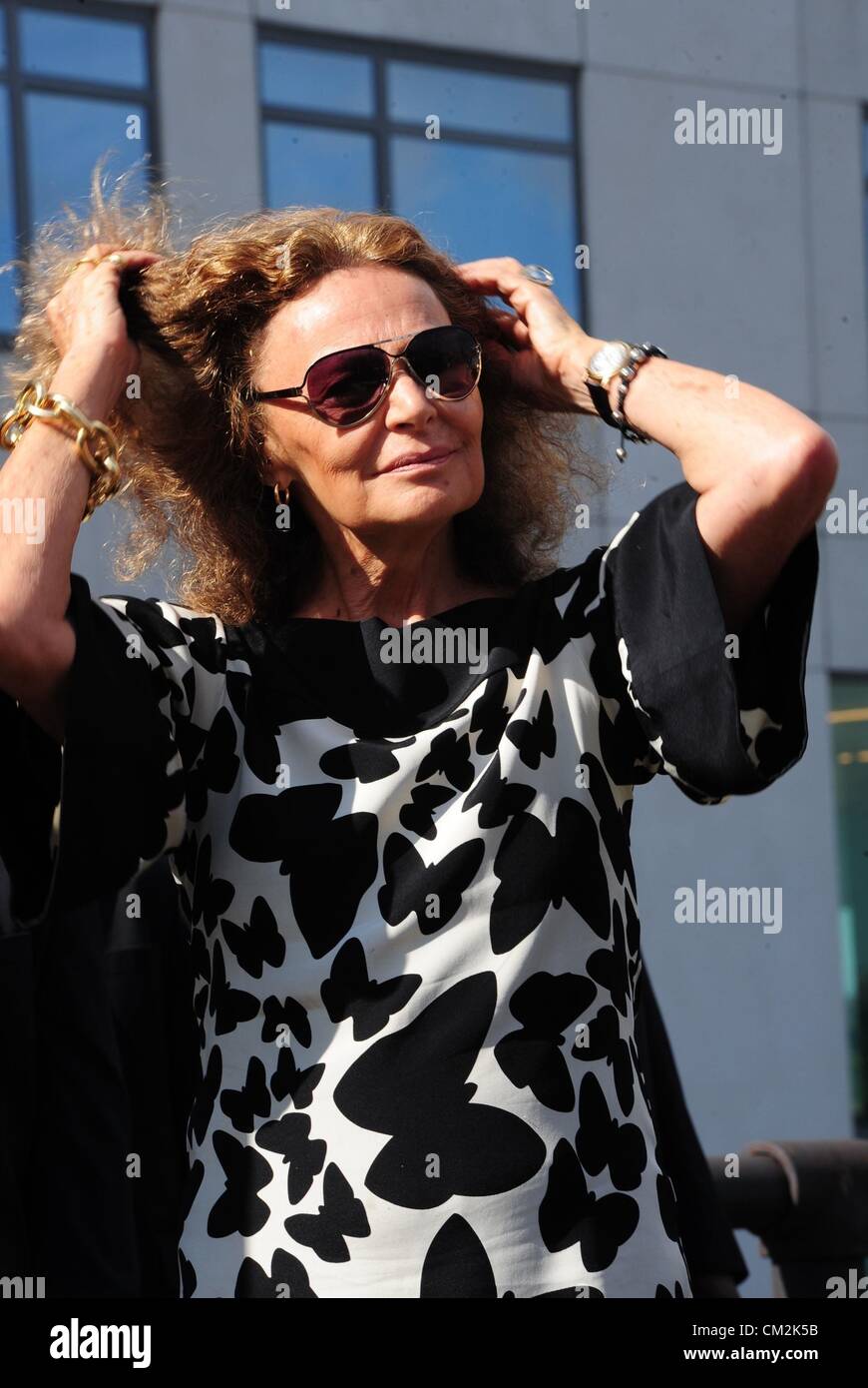 20 septembre 2012 - Manhattan, New York, États-Unis - 20 septembre 2012 - Manhattan, New York, États-Unis - Diane von Furstenberg regarde le maire Michael Bloomberg avec les élus locaux et les amis de la ligne haute organise une cérémonie pour marquer le début des travaux de construction de la troisième et dernière section de la ligne élevée à la gare de triage située à l'Ouest 30e et 34e Rue ouest au sud et nord et le 10e et 12e avenues à l'Est et l'ouest. (Crédit Image : Â© Bryan Smith/ZUMAPRESS.com) (crédit Image : © Bryan Smith/APA Images/ZUMAPRESS.com) Banque D'Images