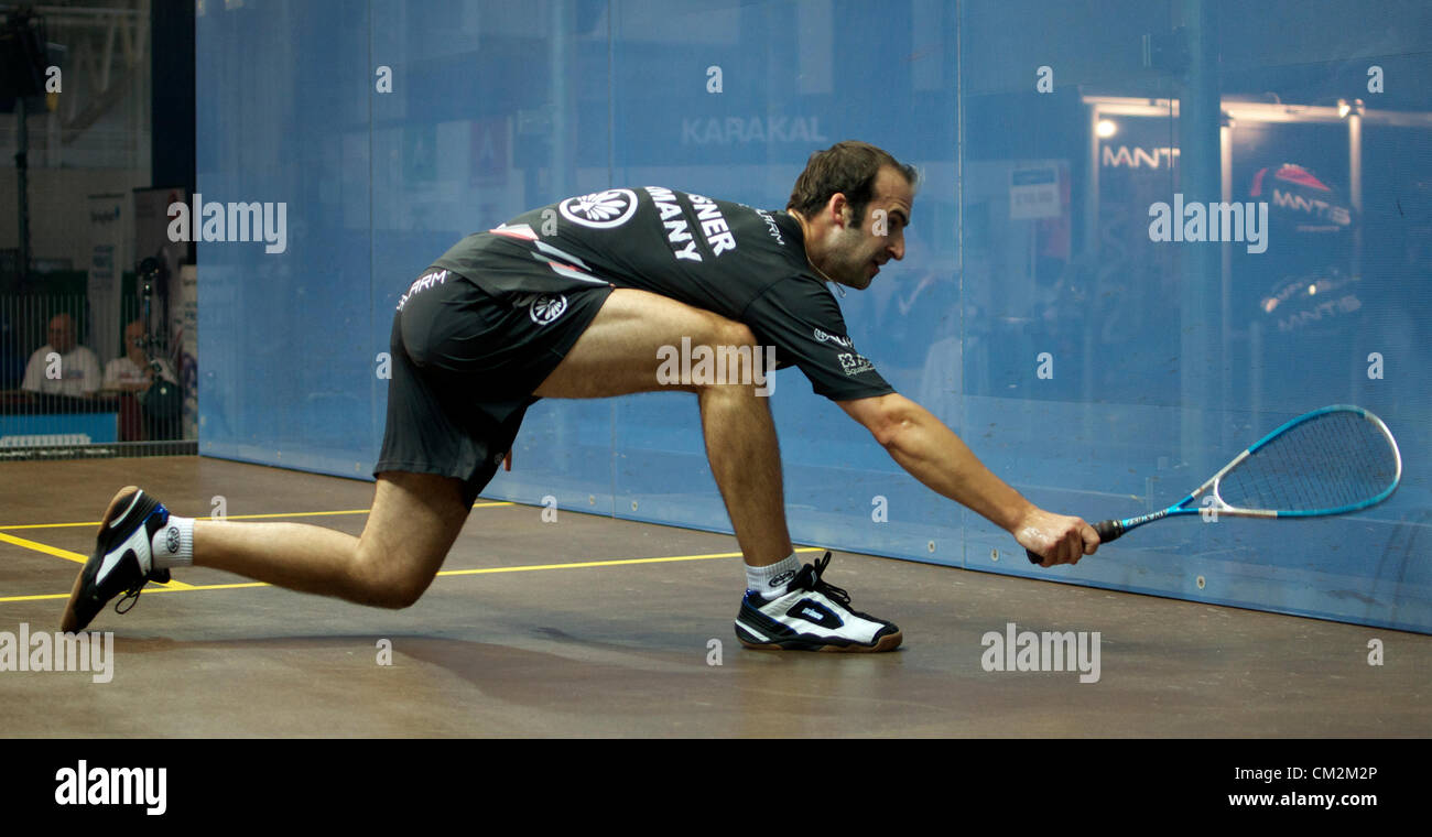 Simon Rosner (Allemagne) fait un retour de revers au cours de sa correspondance avec Matthieu Castagnet (France). Rosner a gagné le premier match 11-6.11-3.11-5 dans le Grand Prix de Grande-Bretagne à Sportcity, Manchester, UK 21-09-2012 Banque D'Images