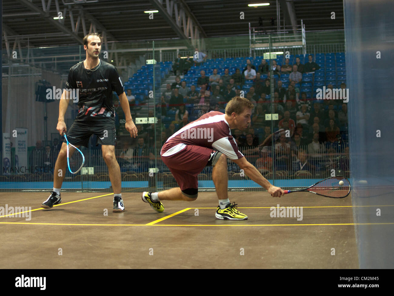 Mathieu castagnet(France) joue un retour de revers au cours de sa correspondance avec Simon Rosler(Allemagne) au premier tour du British Grand Prix de Sportcity, Manchester, Royaume-Uni le 21-09-2012. Rosler a gagné 11-6, 11-3, 11-5. Banque D'Images