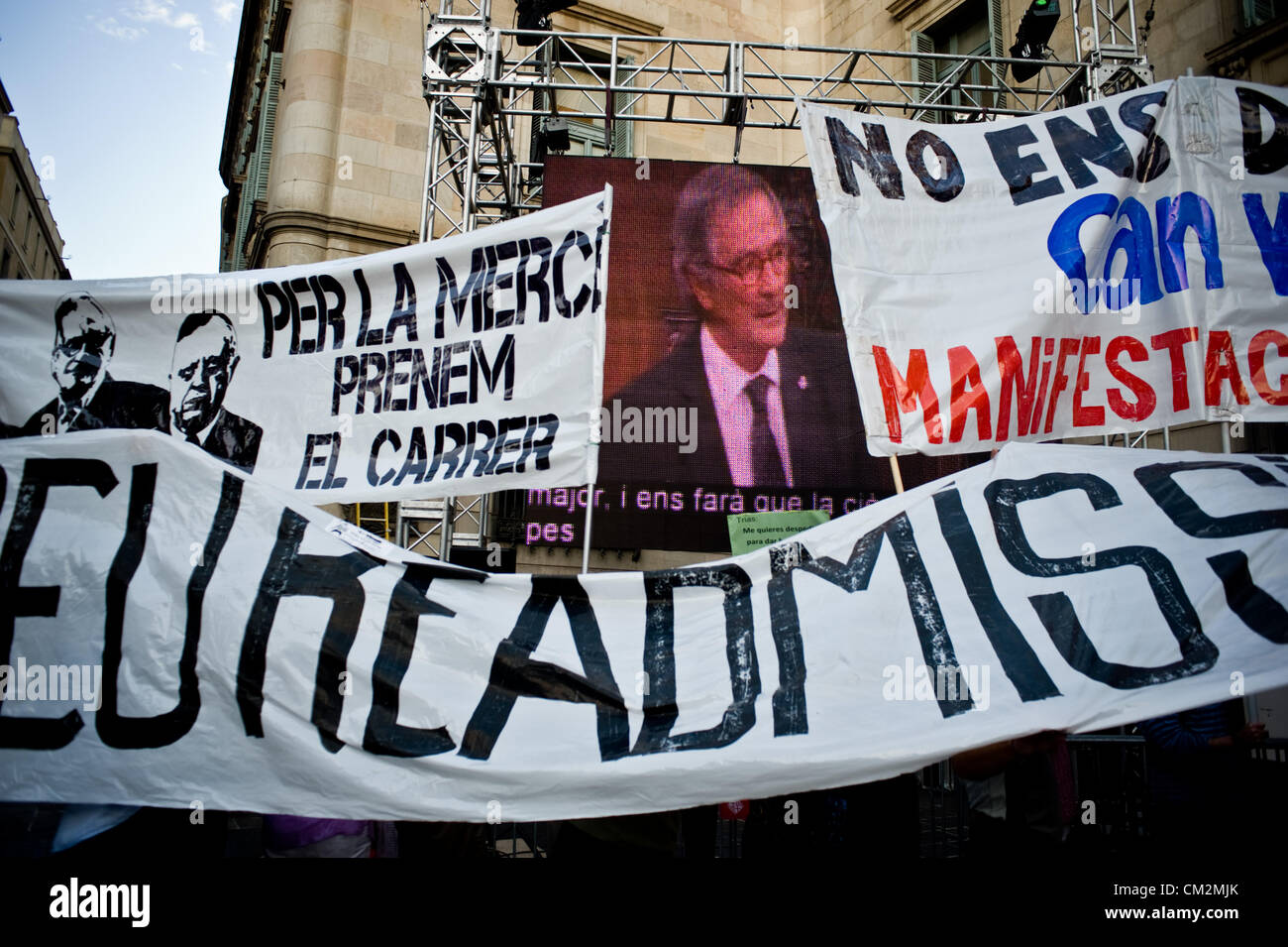 21 septembre 2012 - Barcelone, Espagne.Bannières brancher un videowall où il semble que le maire de Barcelone, Xavier Trias. Au milieu d'une atmosphère de crise et les compressions ont commencé les festivités de la ville de Barcelone avec les protestations des travailleurs. Banque D'Images