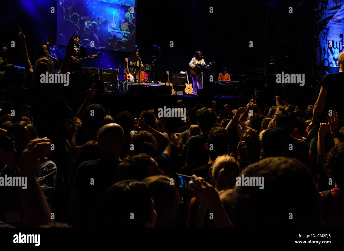 Le "Abbey Road", primé Beatles tribute band, prend des milliers de fans enthousiastes retour aux années 60 et 70 au festival de la ville de Barcelone, La Merce, 2012. Banque D'Images