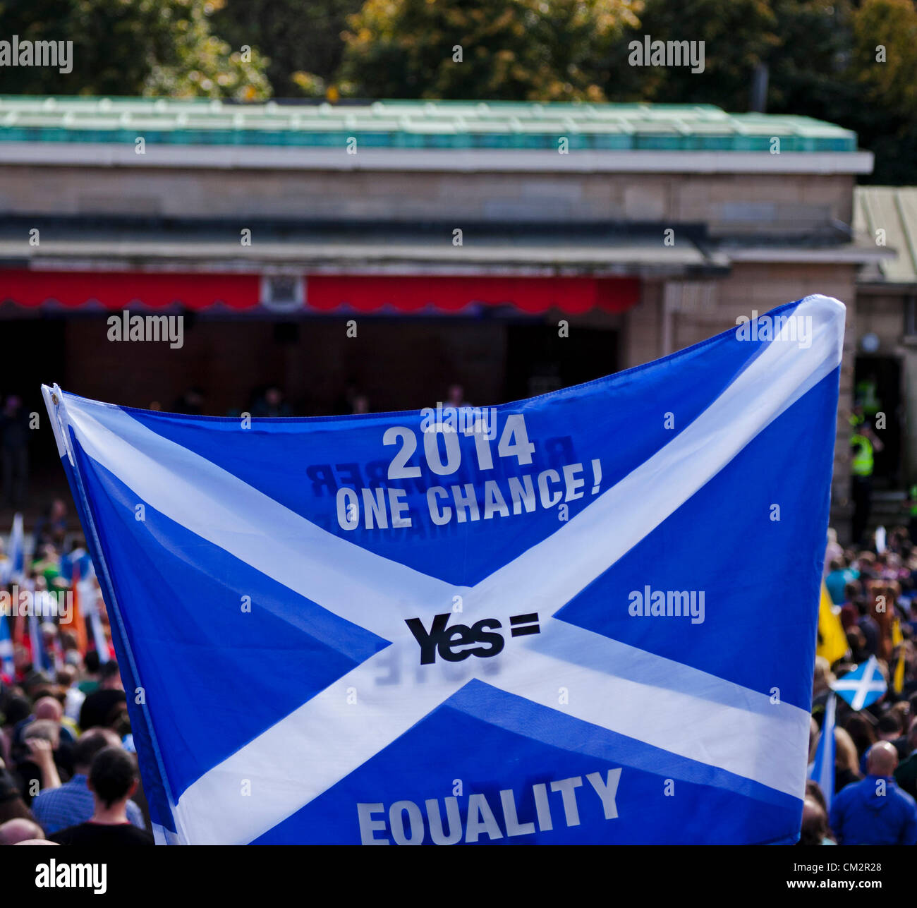22 septembre 2012, Édimbourg, Royaume-Uni. environ cinq mille personnes ont participé à un événement à Édimbourg visant à démontrer le soutien à l'indépendance. Les deux jeunes et vieux forme sautoires et lion drapeaux réunis dans les jardins de Princes Street. Le rallye a été organisé sous la bannière de l'indépendance de l'Ecosse et ne fait pas partie de la campagne officielle Oui l'Ecosse. Banque D'Images