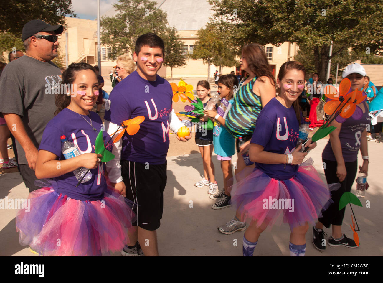 22 septembre 2012 San Antonio, Texas, USA - Les participants à la Marche de fin d'Alzheimer. Plus de 3 500 personnes ont participé à la marche/course, événement qui a recueilli plus de 150 000 $ pour l'Alzheimer's Association. Banque D'Images