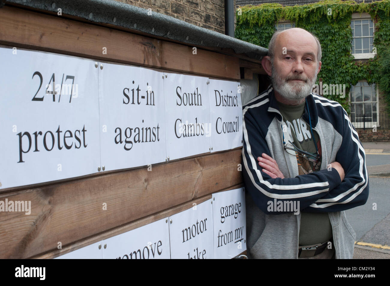 Steve Redman de la rue de l'Église Willingham près de Cambridge UK démarre un sit-in 24h/24, vivant dans son hangar 23 septembre 2012. Il a passé un mois à la construction de la masse maigre et garage moto sur ce qu'il croit, c'est sa terre, mais il a été demandé de le retirer, en dépit des lois de planification proposé en relaxation, par South Cambridgeshire District Council. Banque D'Images