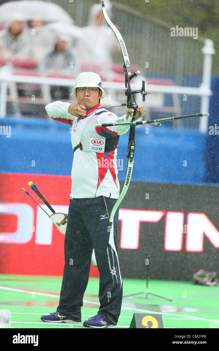 Takaharu Furukawa (JPN), le 23 septembre 2012 - Tir à l'Arc : le Japon Takaharu Furukawa de forêt une flèche au cours de la compétition de tir à l'Arc classique pendant la finale de la Coupe du Monde 2012 au Parc Hibiya Tokyo, Tokyo, Japon. (Photo par AFLO SPORT) [1156] Banque D'Images