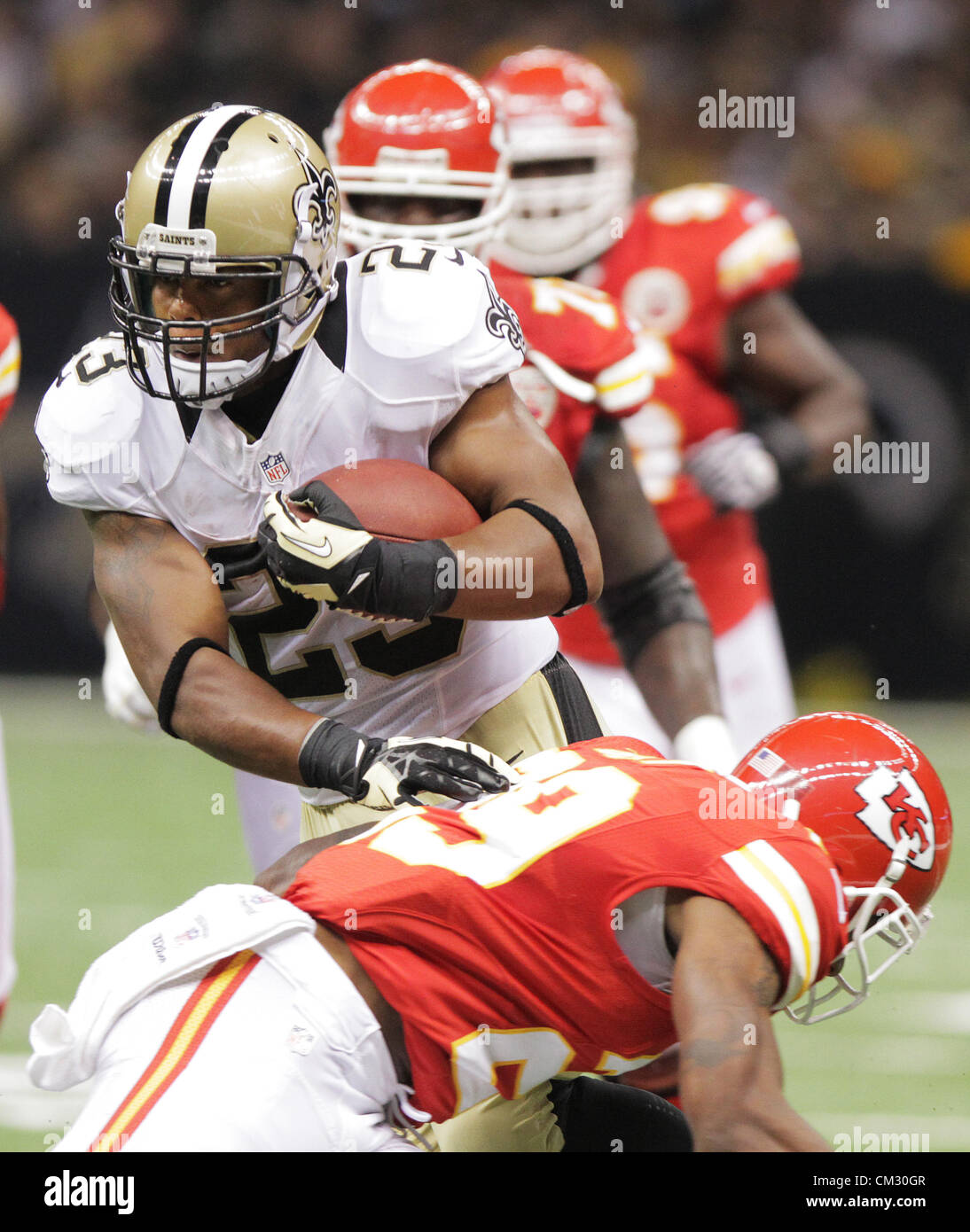 23 septembre 2012 - La Nouvelle Orléans, Louisiane, USA - (haut en bas) La Nouvelle Orléans Saint Pierre Thomas tente d'exécuter passé Kansas City Chef Eric Berry à la Mercedes-Benz Superdome à La Nouvelle-Orléans, Louisiane USA le dimanche 23 septembre, 2012. (Crédit Image : © Dan Anderson/ZUMAPRESS.com) Banque D'Images