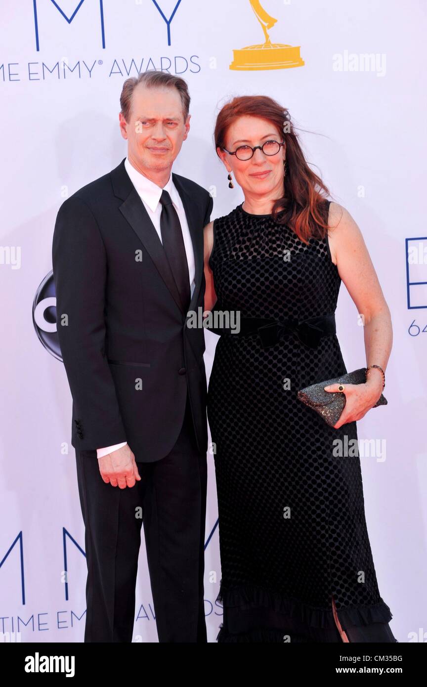 Steve Buscemi Jo Andres arrivants64th Primetime Emmy Awards - Arrivals Partie 2 Nokia Theatre L.A LIVE Los Angeles CA Septembre 23 Banque D'Images