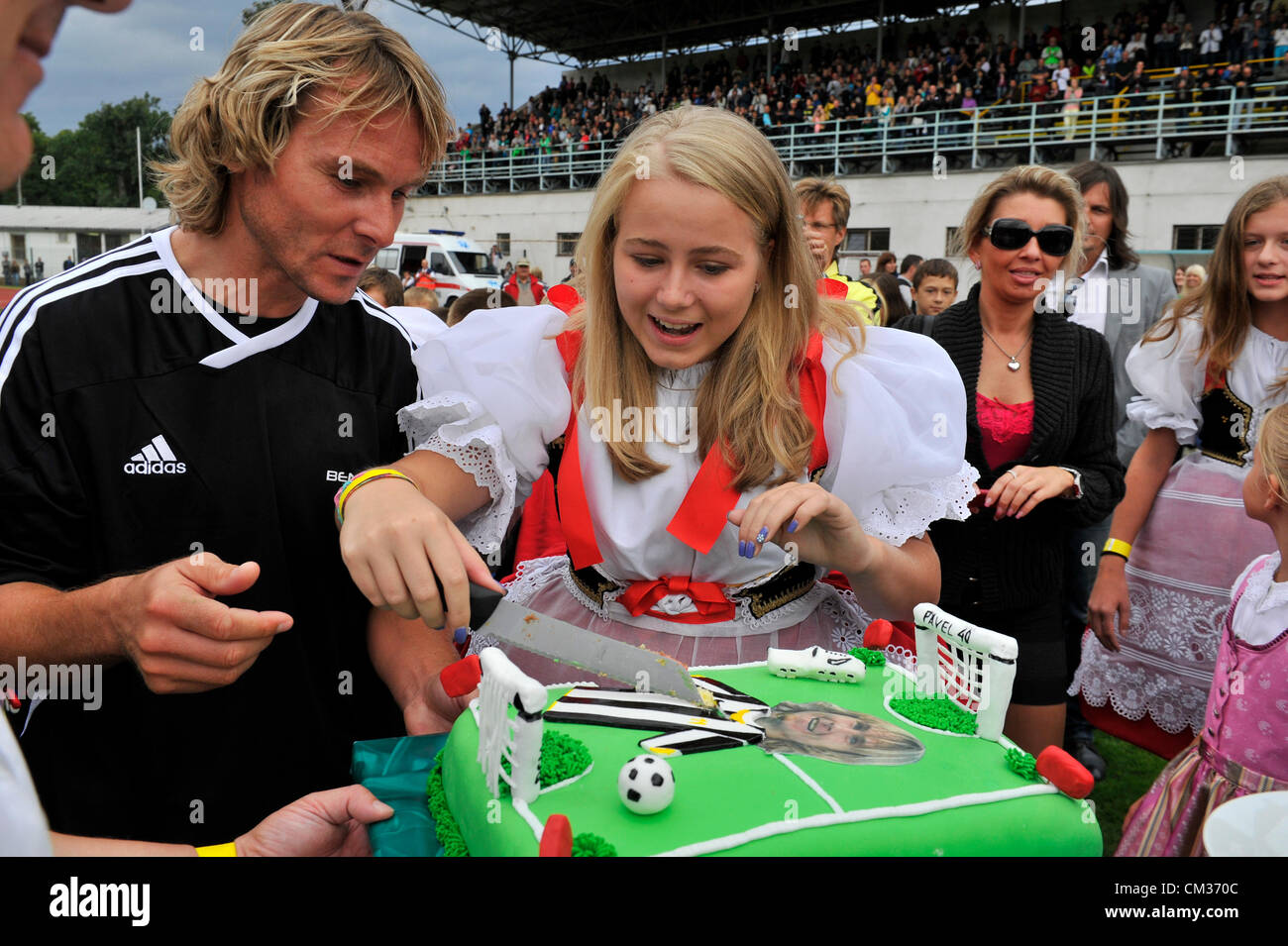 Ancien joueur de football Tchèque Pavel Nedved (gauche) coupe du gâteau d'anniversaire qu'il a reçu de son épouse à l'occasion du 40e anniversaire de Nedved après le match de football de l'avantageux d'argent Euro 1996 République tchèque contre l'équipe RSM Hodonin le 22 septembre 2012 à Hodonin (270 km au sud-est de Prague), en République tchèque. (Photo/CTK Vaclav Salek) Banque D'Images