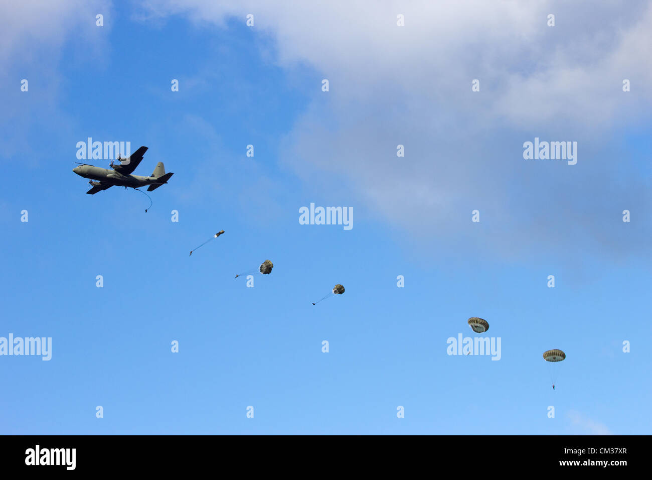 Raf c-130 Hercules avion chute para troopers pendant le marché, Ginkelse Heide memorial garden, aux Pays-Bas, le samedi 22 septembre 2012, 68 ans après l'opération Market Garden. Market Garden était une grande opération militaire alliée dans la même zone au cours du mois de septembre 1944 Banque D'Images