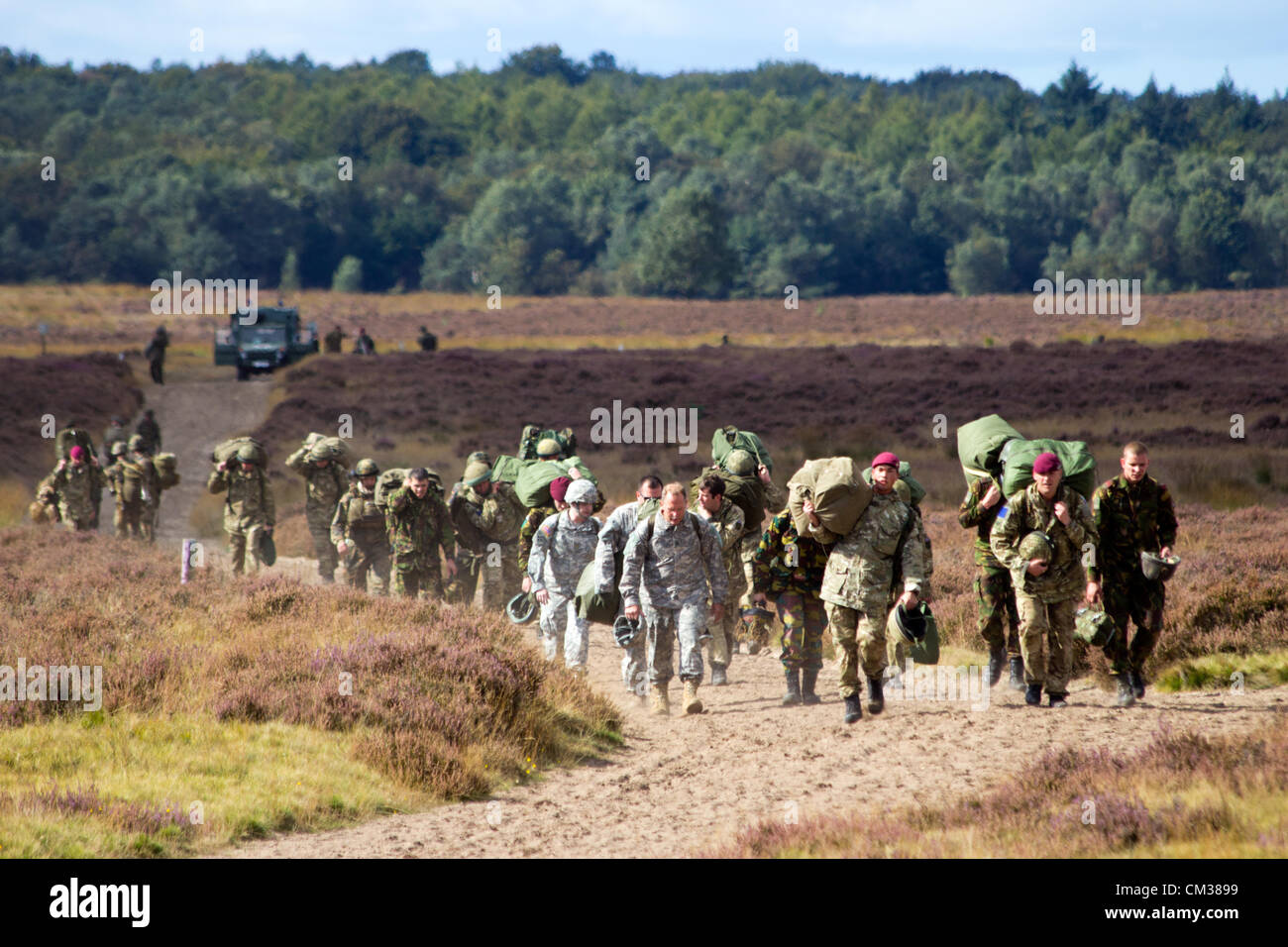 Parachutistes de diverses nations marcher à un point de rencontre après avoir été parachutés sur la Ginkelse Heide au Market Garden, Memorial Ginkelse Heide, aux Pays-Bas, le samedi 22 septembre 2012, 68 ans après l'opération Market Garden. Market Garden était une grande opération militaire alliée dans la même zone au cours du mois de septembre 1944 Banque D'Images