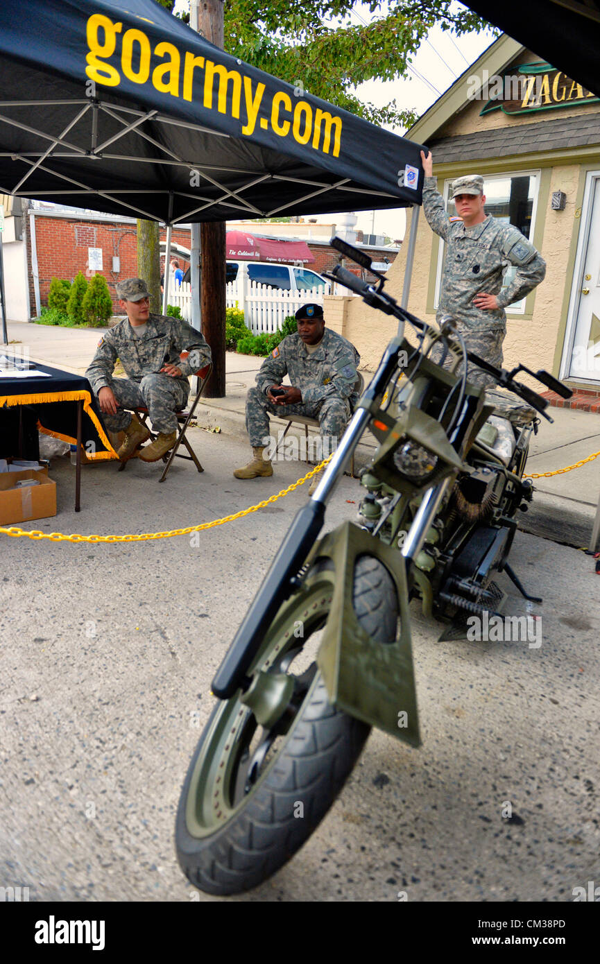 22 septembre 2012 - Bellmore, New York aux États-Unis - à la section militaire de la 26e Expo annuelle Famille Bellmore Festival de rue, l'armée américaine sont choppers (motocycles) et les soldats qui sont les recruteurs de l'armée. Plus de gens que le bien plus de 120 000 qui ont assisté à la Long Island juste l'année dernière étaient attendus. Banque D'Images