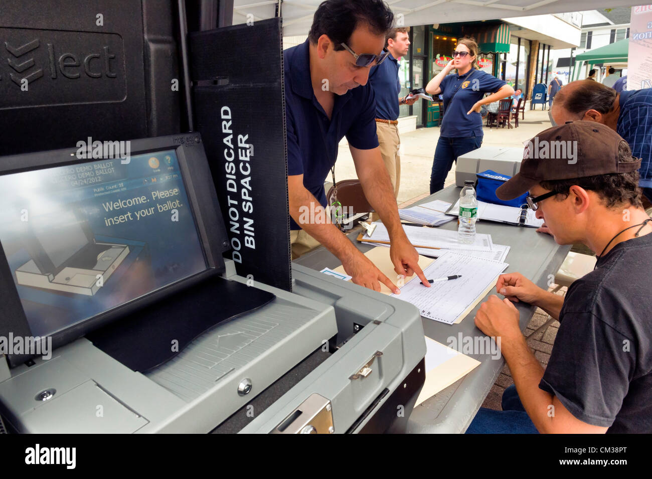 22 septembre 2012 - Bellmore, New York aux États-Unis - Nassau County Conseil d'élections a une nouvelle machine de vote - un système de vote électronique - que les électeurs peuvent exercer à utiliser au stand au 26e Festival de Rue Famille Bellmore. Plus de gens que le bien plus de 120 000 qui ont assisté à la Long Island juste l'année dernière étaient attendus. Banque D'Images