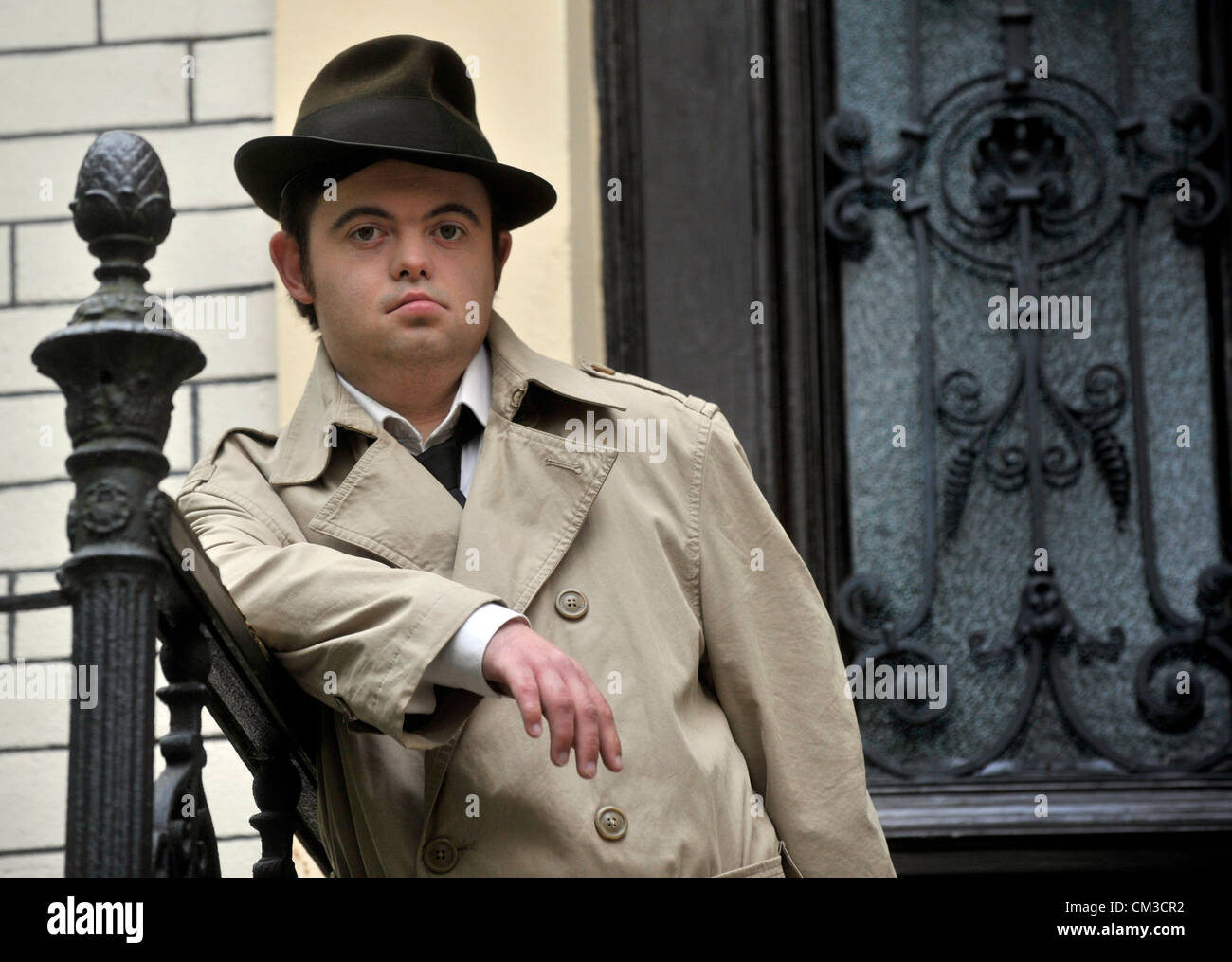 Svein Andre Hofso joue un rôle de détective Robert Bogerud dans le film intitulé Le détective. Directeur de ce film est Baard Breien de Norvège. Le héros de l'histoire est une tragi-comédie detective Bogerud qui est de vingt-huit et qui aspire à une chose : devenir un détective privé. Le problème est qu'il est atteint du syndrome de Down et tous ses clients potentiels vont disparaître lorsqu'il ôte son chapeau de détective. Il parvient enfin à obtenir le premier cas de l'étrange disparition de l'homme intéressant, un marchand et légende de patinage, Olav Starr. Svein acteur Andre Hofso est photographié pendant le tournage en Hysko Banque D'Images