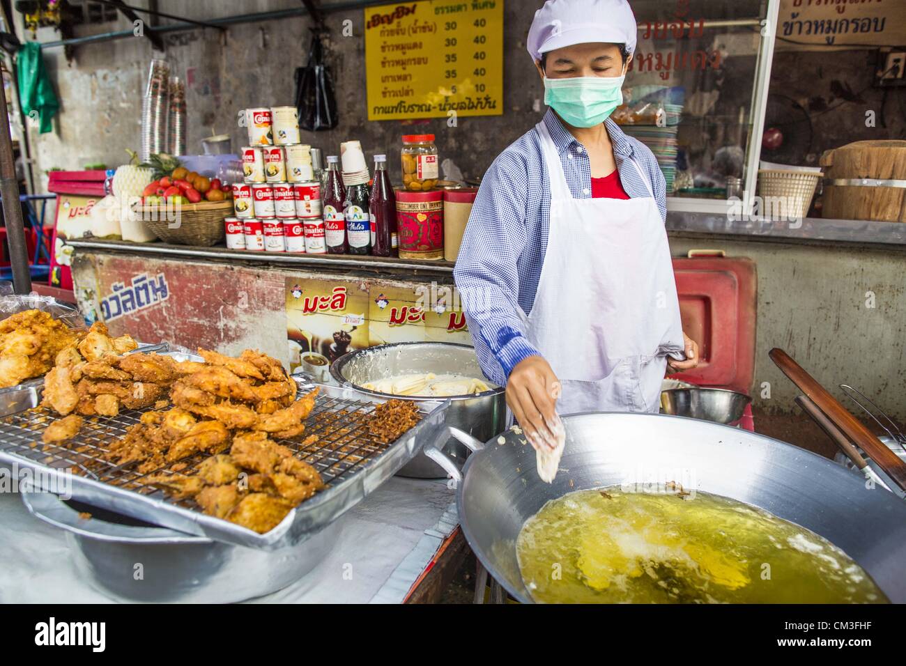 26 septembre 2012 - Bangkok, Thaïlande - Un vendeur de bananes frites en beignets de Khlong Toey Market à Bangkok. Khlong Toey (également appelé Khlong Toei) Marché est l'un des plus importants marchés ''wet'' en Thaïlande. Le marché est situé au milieu d'un des plus grands bidonvilles de Bangkok et à proximité de la ville d'origine du port en eau profonde. Des milliers de personnes vivent dans le bidonville voisin. Des milliers d'autres shop dans le vaste marché pour les fruits et légumes frais et la viande, le poisson et la volaille. (Crédit Image : © Jack Kurtz/ZUMAPRESS.com) Banque D'Images