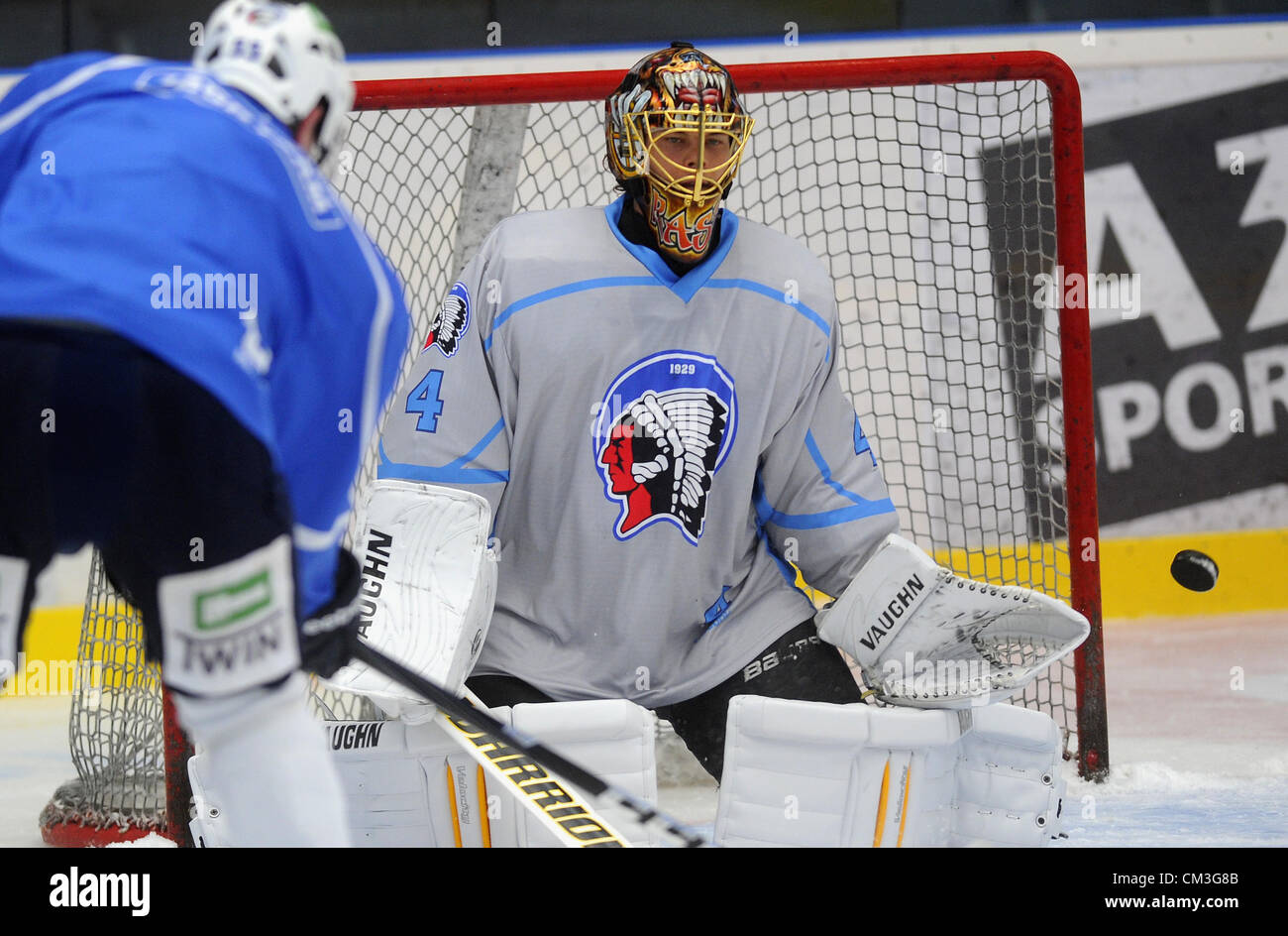 Tuukka Rask à partir de la Finlande va être un soutien dans extraleague pour joueurs de hockey de Plzen. Tuukka Rask, qui joue à Boston, était déjà la formation avec Plzen joueurs avant le match contre Anderlecht. Sa première en extraleague sera en match contre Sparte le dimanche. Tuukka Rask est vu à Plzen, République tchèque, le 26 septembre 2012. (Photo/CTK Petr Eret) Banque D'Images