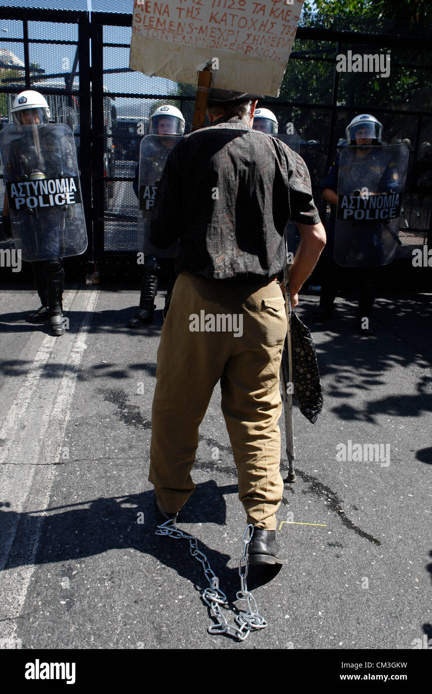 26/09/2012 Grèce Athènes. Vieil homme était sur la chaîne pendant à protester devant le parlement grec. Les travailleurs grecs ont débrayé mercredi pour la première grève générale depuis le gouvernement de coalition a été formé en juin, comme le premier ministre et le ministre des finances, élaboré un paquet de 11,5 milliards d'euros (14,87 milliards de dollars) dans la réduction des dépenses. Athènes a eu du mal à trouver plus de punir les mesures d'austérité qui serait acceptable à ses créanciers de sauvetage, avec des désaccords entre les trois partis qui composent le gouvernement de coalition. Les créanciers de la Grèce ont exigé Banque D'Images